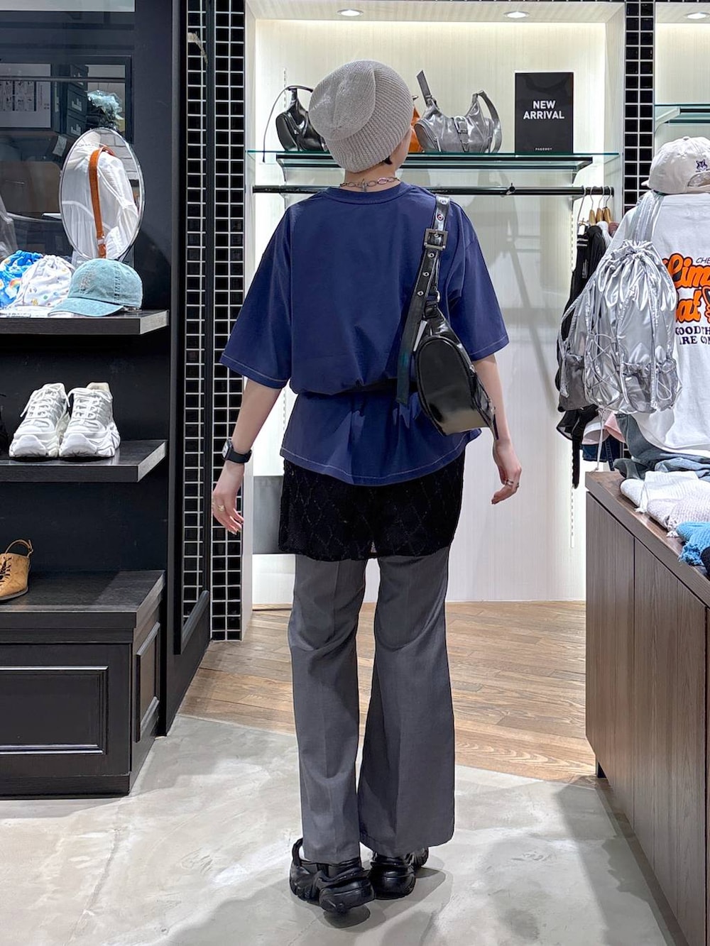 「カジュアル、体型カバー、バッグ、PAGEBOY、ショートヘア、レイヤードスタイル、厚底シューズ、サンダル、着痩せ・細見え、テーマパーク、骨格ストレート、旅行、夏コーデ、Tシャツ、フレアパンツ」|「PAGEBOYのラメペーパービーニー(ニットキャップ/ビーニー、ベージュ系)」を使った、kaeさん(レディース・163cm)の春コーディネートの2枚目の写真