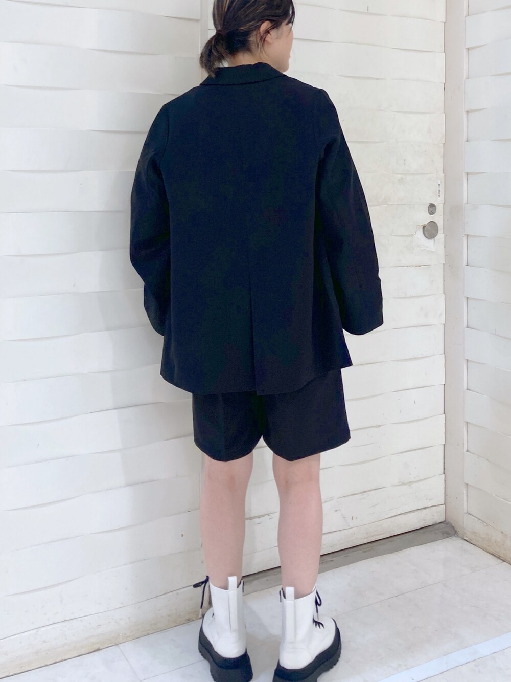 ブラック系のタンクトップ、ブラック系のジャケット/アウター、ブラック系のパンツを着用したレディースの夏コーディネートの3枚目の写真