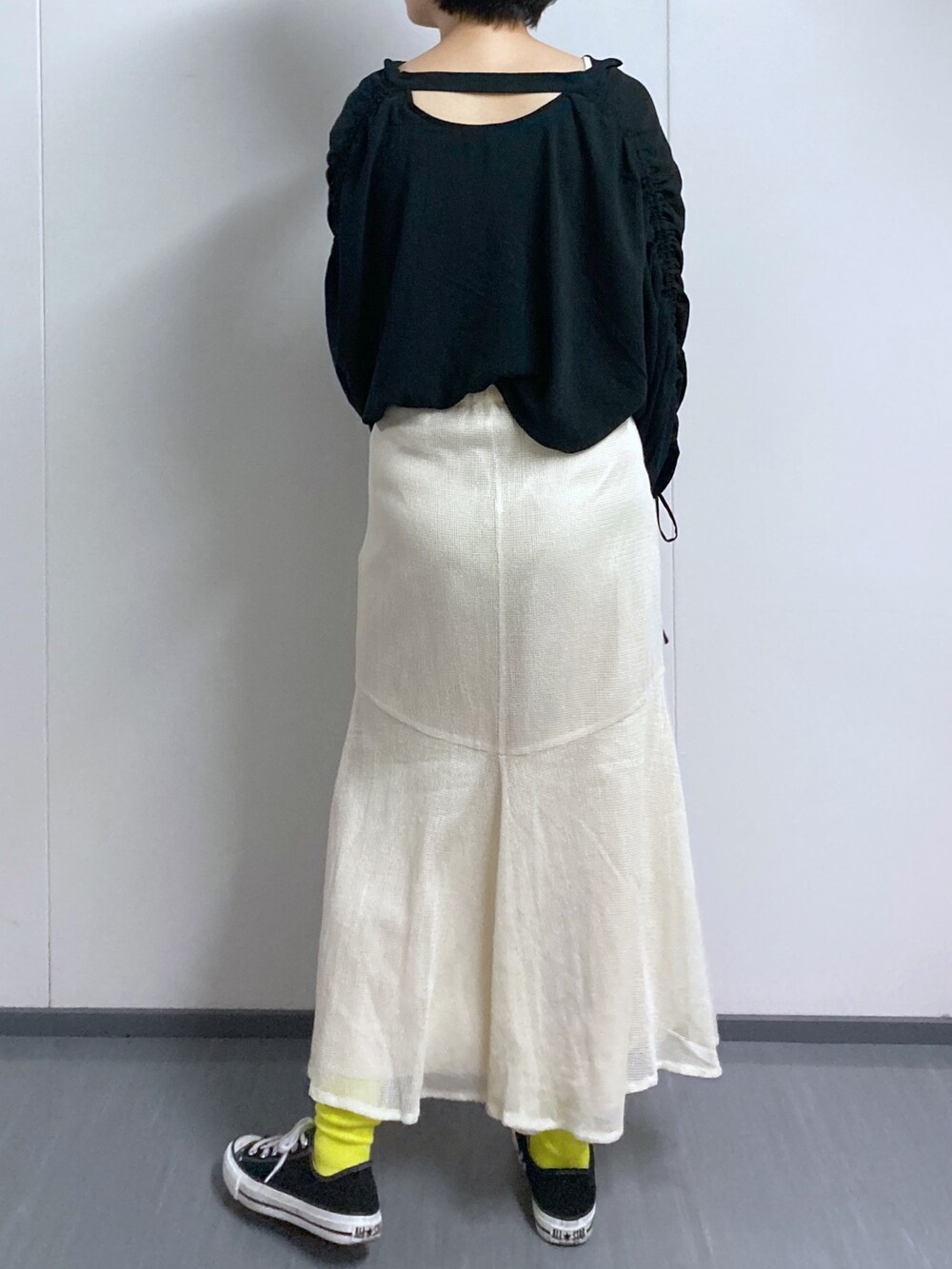 「春コーデ、ボリューム袖、コンバース、デート、プチプラ、PAGEBOY、スニーカー、マーメイドスカート、メッシュ、シンプルコーデ、骨格ストレート、モノトーン、ブラウス、休日コーデ、きれいめカジュアル」｜「PAGEBOYのスクエアネックニットタンク（タンクトップ、ホワイト系）」を使った、kaeさん（レディース・162cm）の春コーディネートの3枚目の写真
