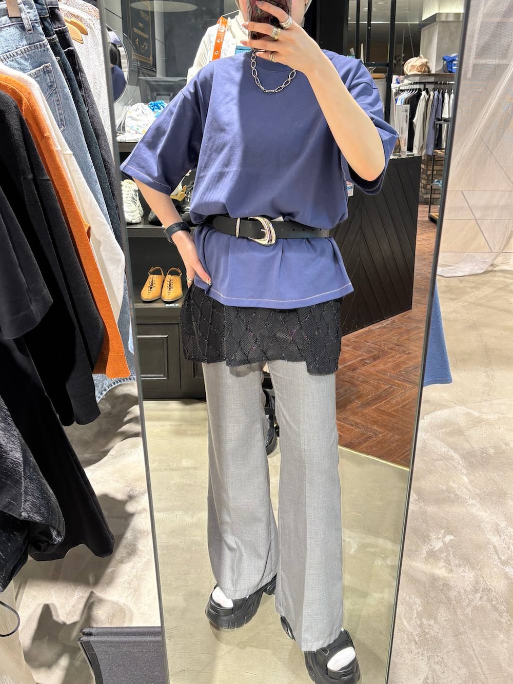 「カジュアル、体型カバー、バッグ、PAGEBOY、ショートヘア、レイヤードスタイル、厚底シューズ、サンダル、着痩せ・細見え、テーマパーク、骨格ストレート、旅行、夏コーデ、Tシャツ、フレアパンツ」|「PAGEBOYのラメペーパービーニー(ニットキャップ/ビーニー、ベージュ系)」を使った、kaeさん(レディース・163cm)の春コーディネートの6枚目の写真