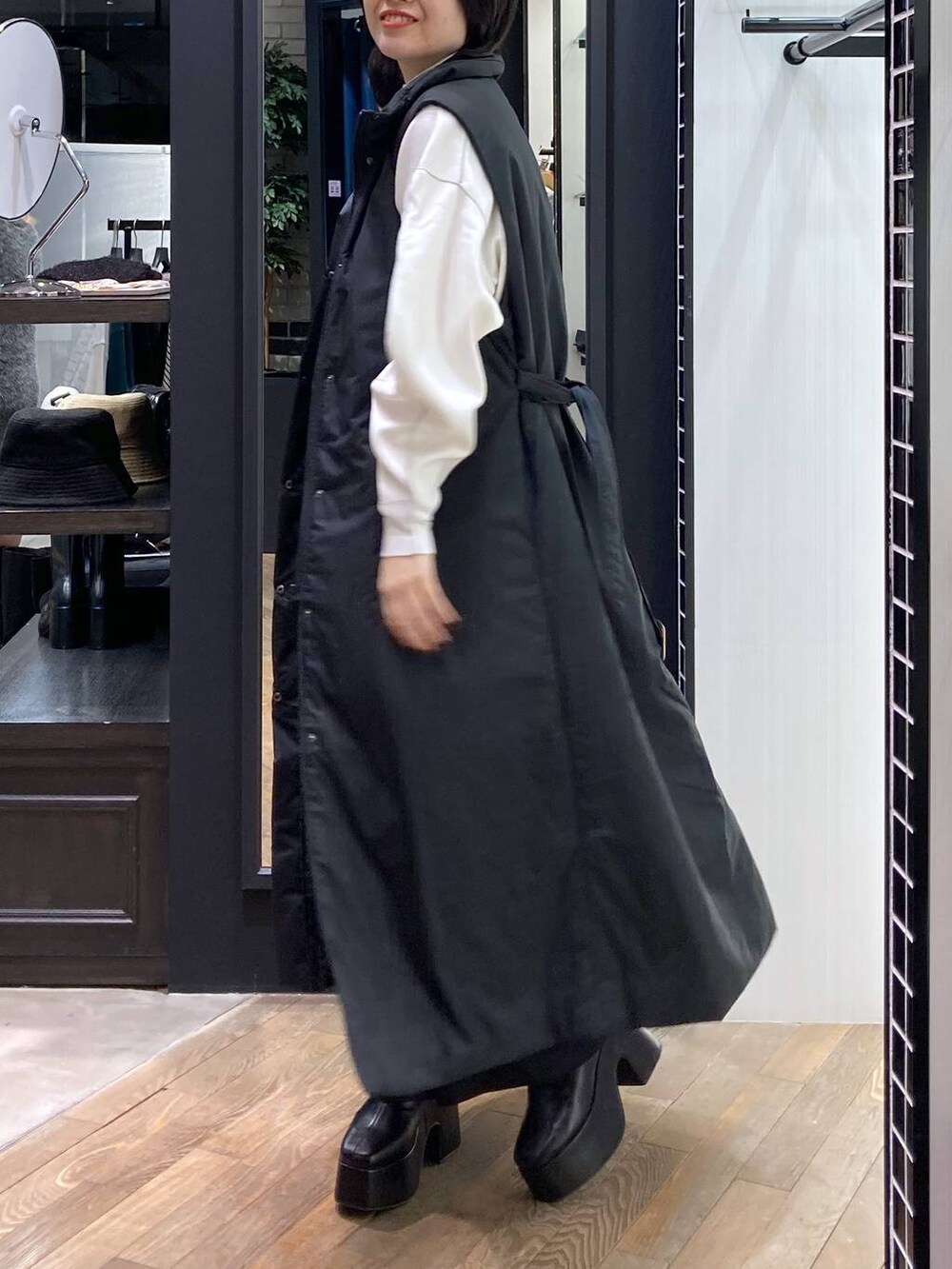 「旅行、ニット、ワイドパンツ、アウター、体型カバー、着痩せ・細見え、PAGEBOY、きれいめ、モード、クールカジュアル_PAGEBOY、骨格ストレート、秋コーデ、冬コーデ」｜「PAGEBOYのショートジャケット/ジレ2Pコート（ベスト、グリーン系）」を使った、kaeさん（レディース・162cm）の秋コーディネートの3枚目の写真