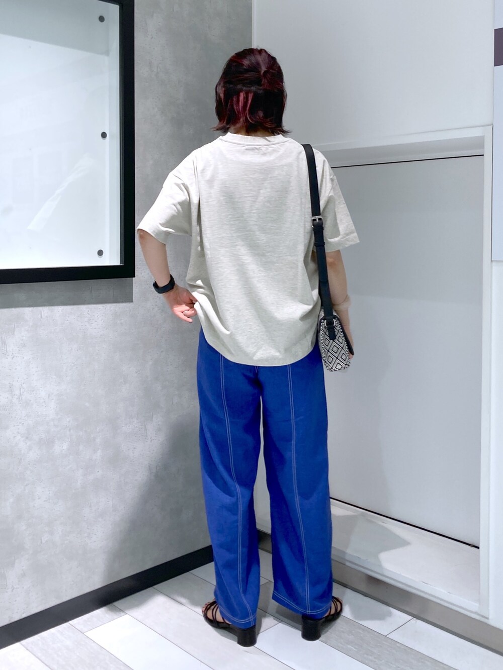 ベージュ系のTシャツ/カットソー、ブラック系のショルダーバッグ、パープル系のその他パンツを着用したレディースの夏コーディネートの3枚目の写真