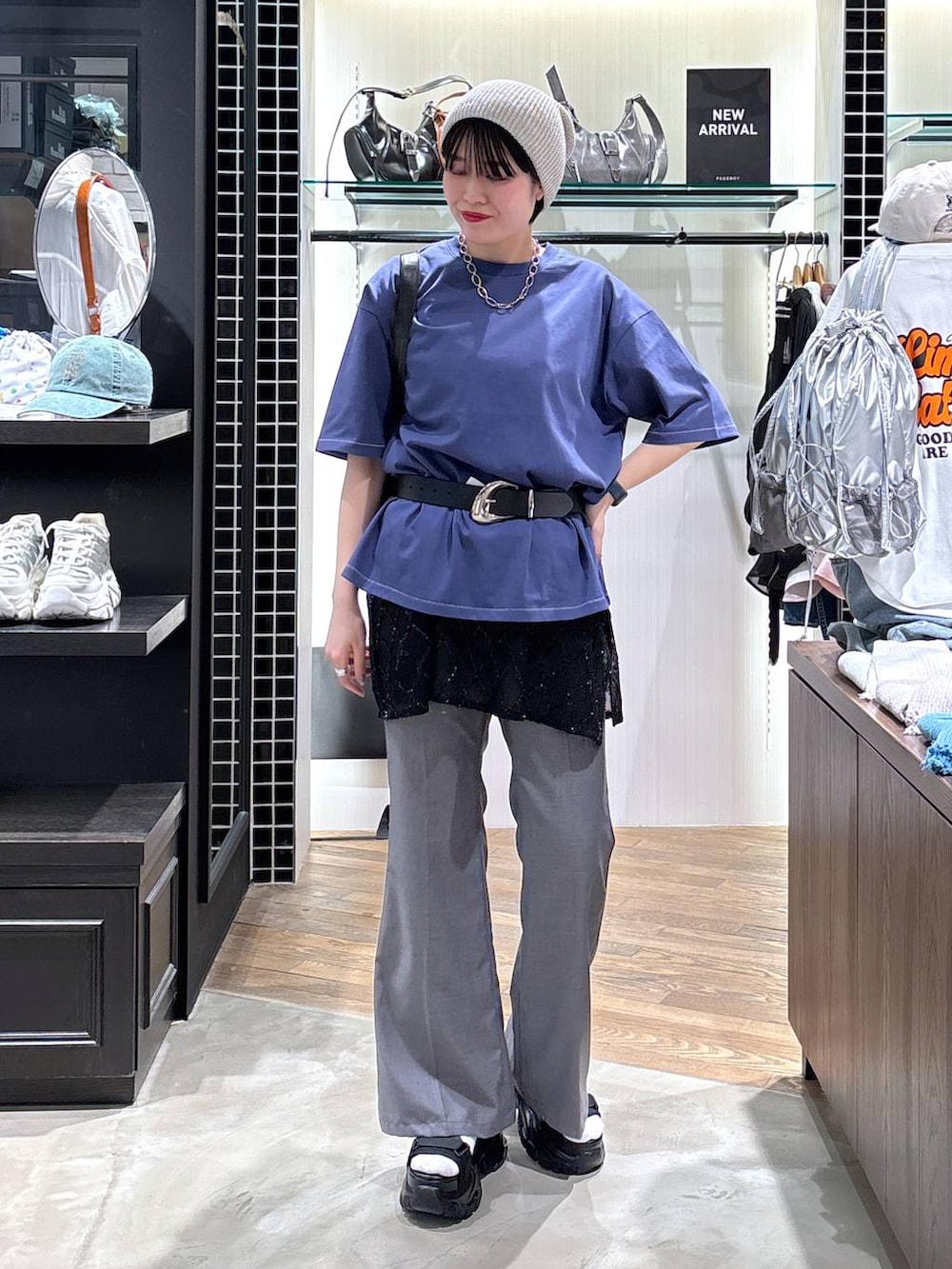 「カジュアル、体型カバー、バッグ、PAGEBOY、ショートヘア、レイヤードスタイル、厚底シューズ、サンダル、着痩せ・細見え、テーマパーク、骨格ストレート、旅行、夏コーデ、Tシャツ、フレアパンツ」|「PAGEBOYのラメペーパービーニー(ニットキャップ/ビーニー、ベージュ系)」を使った、kaeさん(レディース・163cm)の春コーディネートの5枚目の写真