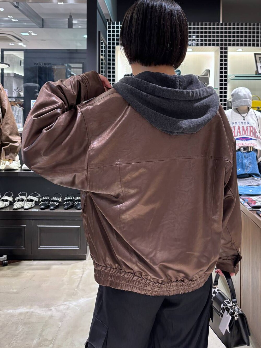 ブラウン系のブルゾン、その他のハンドバッグ、ブラック系のパーカーを着用したレディースの秋コーディネートの7枚目の写真