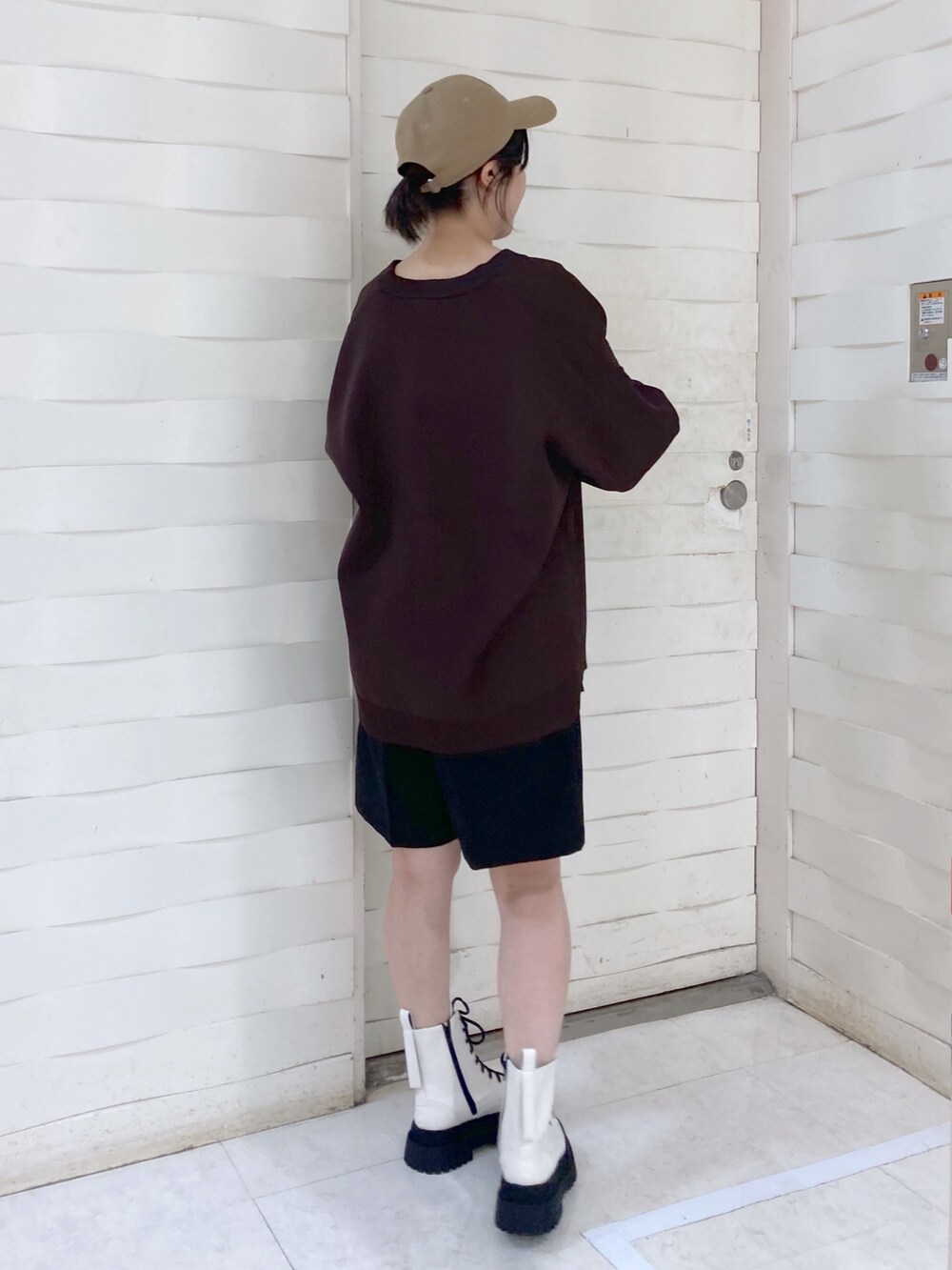 ブラック系のタンクトップ、ブラウン系のカーディガン/ボレロ、ブラック系のパンツを着用したレディースの夏コーディネートの4枚目の写真