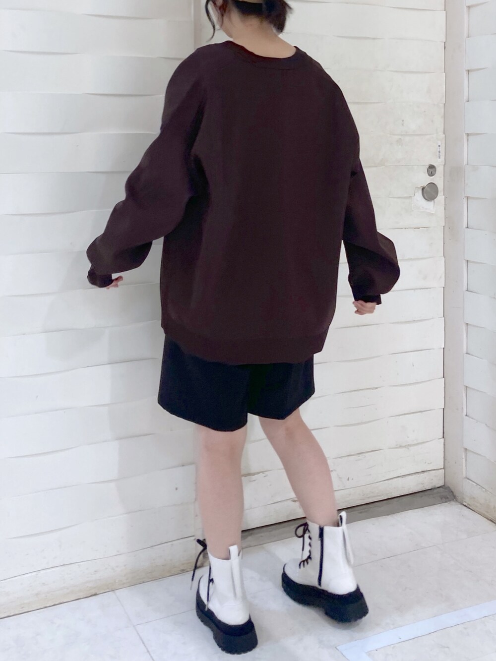 ブラック系のタンクトップ、ブラウン系のカーディガン/ボレロ、ブラック系のパンツを着用したレディースの夏コーディネートの3枚目の写真