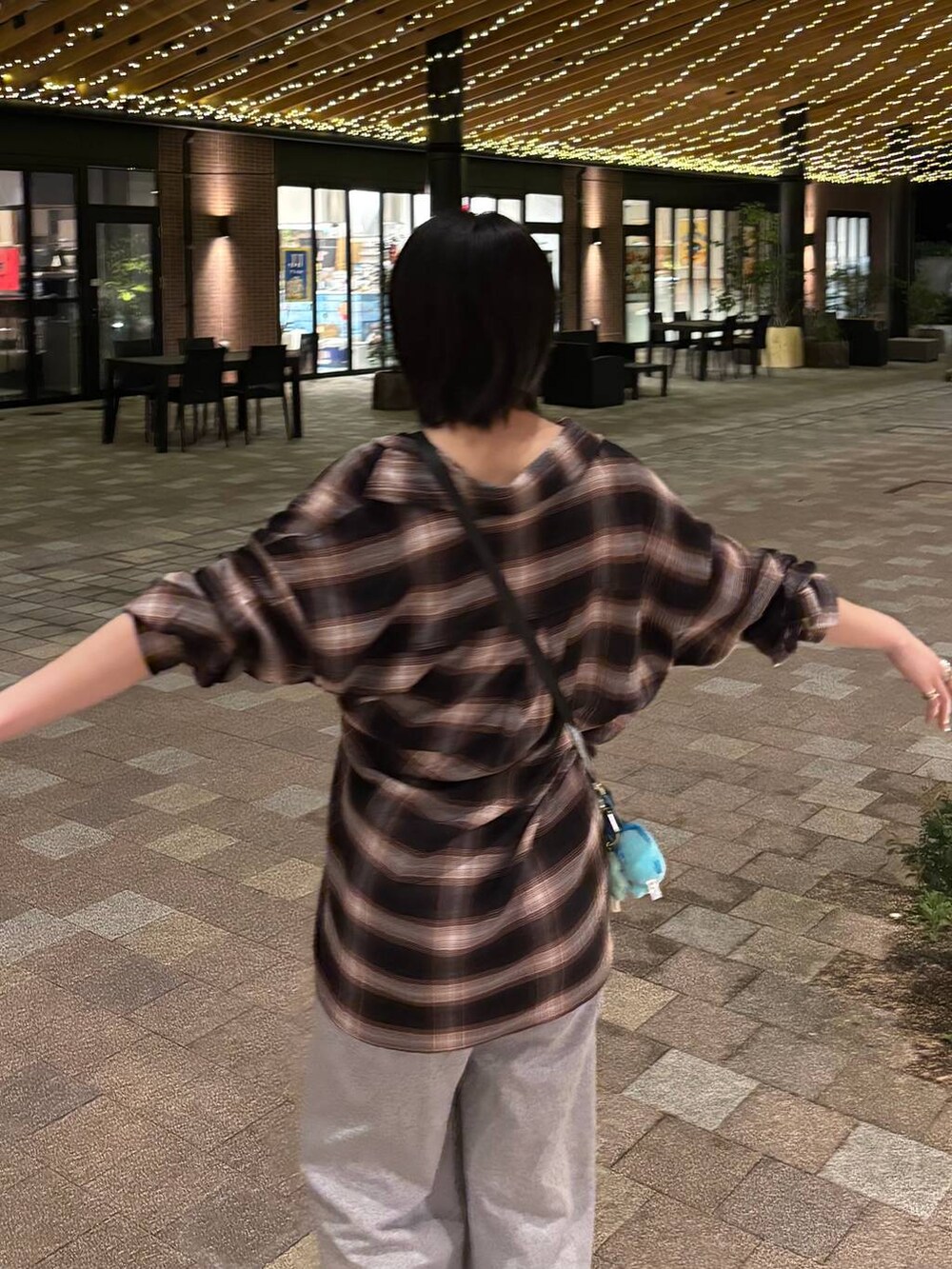 ブラック系のパンプス、ブラウン系のシャツ/ブラウスを着用したレディースの夏コーディネートの3枚目の写真