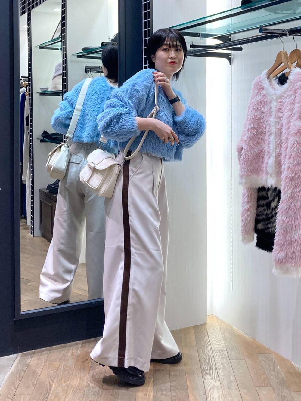 ホワイト系のショルダーバッグ、ベージュ系のその他パンツ、シルバー系のネックレスを着用したレディースの秋コーディネートの4枚目の写真