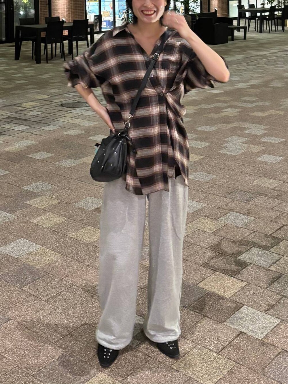 ブラック系のパンプス、ブラウン系のシャツ/ブラウスを着用したレディースの夏コーディネートの4枚目の写真