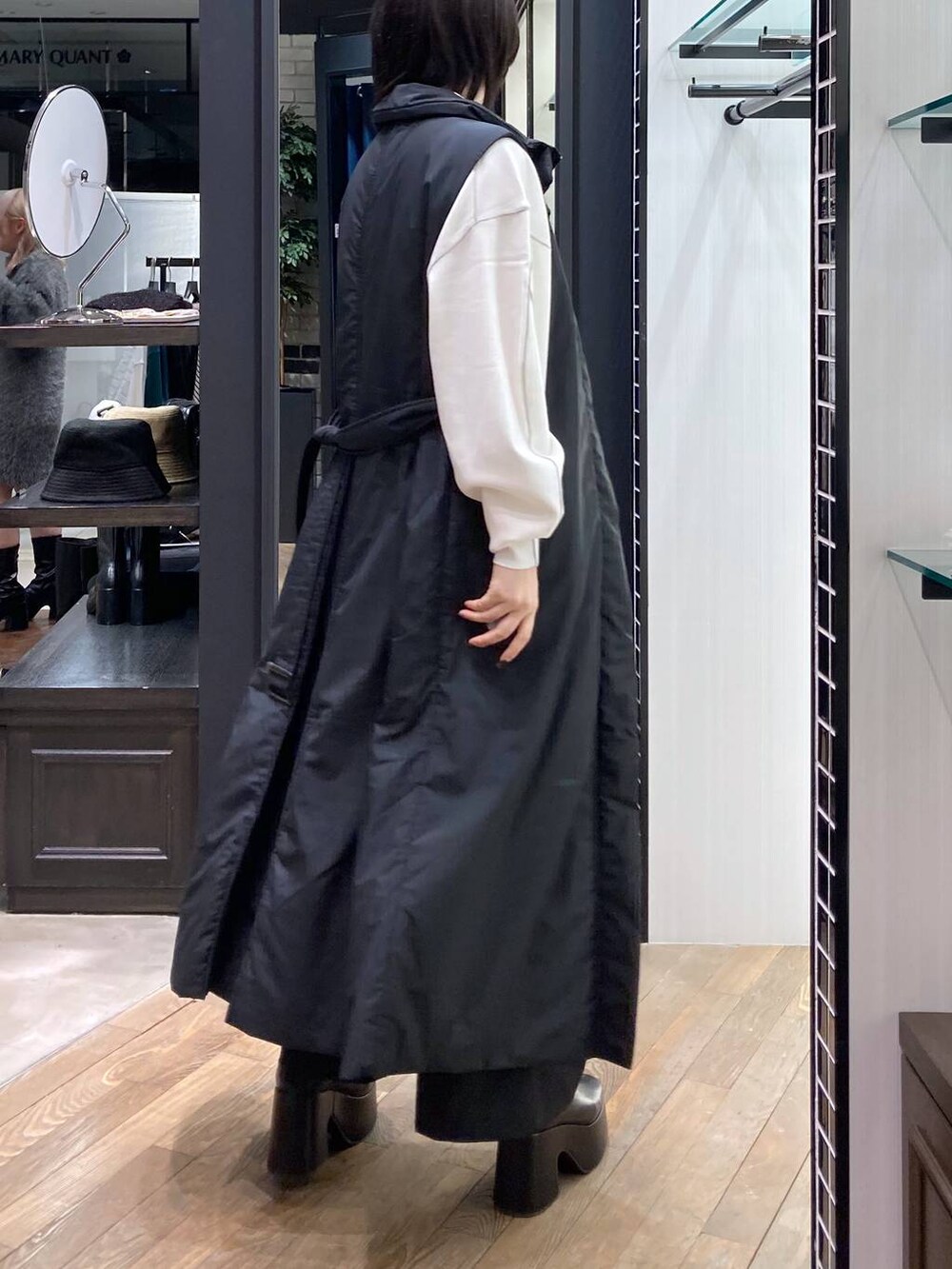 「旅行、ニット、ワイドパンツ、アウター、体型カバー、着痩せ・細見え、PAGEBOY、きれいめ、モード、クールカジュアル_PAGEBOY、骨格ストレート、秋コーデ、冬コーデ」｜「PAGEBOYのショートジャケット/ジレ2Pコート（ベスト、グリーン系）」を使った、kaeさん（レディース・162cm）の秋コーディネートの5枚目の写真