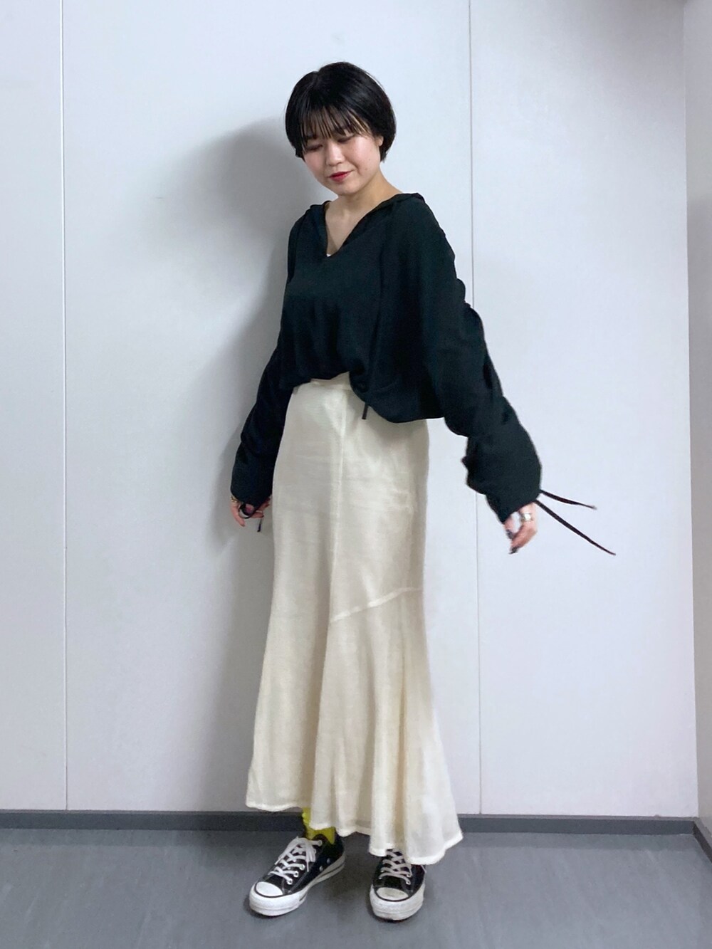 「春コーデ、ボリューム袖、コンバース、デート、プチプラ、PAGEBOY、スニーカー、マーメイドスカート、メッシュ、シンプルコーデ、骨格ストレート、モノトーン、ブラウス、休日コーデ、きれいめカジュアル」｜「PAGEBOYのスクエアネックニットタンク（タンクトップ、ホワイト系）」を使った、kaeさん（レディース・162cm）の春コーディネートの5枚目の写真