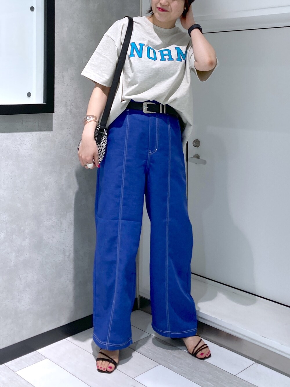 ベージュ系のTシャツ/カットソー、ブラック系のショルダーバッグ、パープル系のその他パンツを着用したレディースの夏コーディネートの2枚目の写真