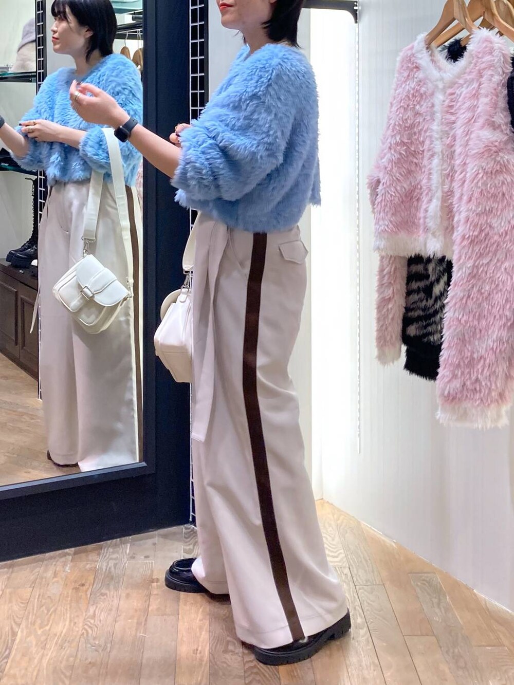 ホワイト系のショルダーバッグ、ベージュ系のその他パンツ、シルバー系のネックレスを着用したレディースの秋コーディネートの3枚目の写真