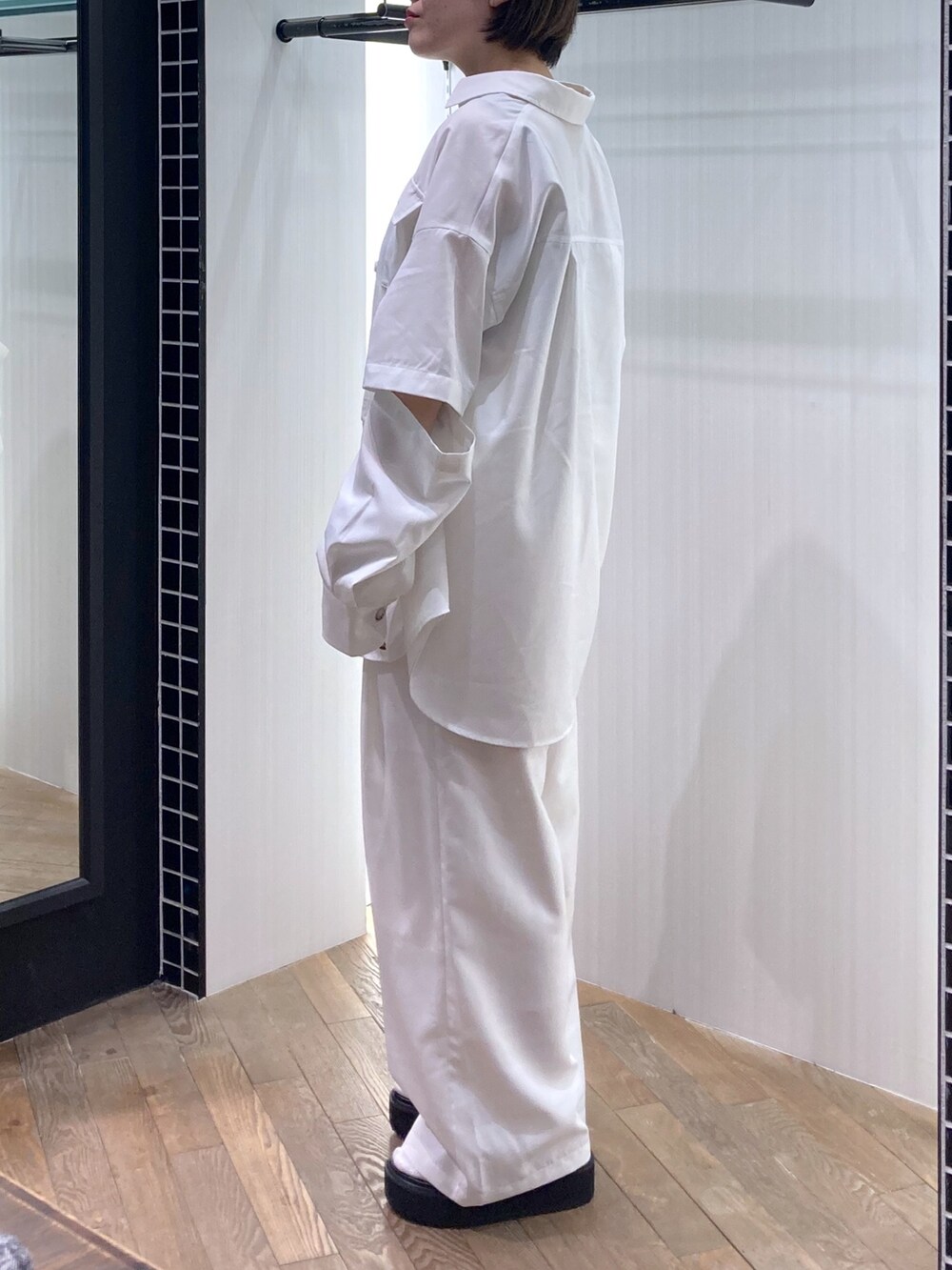 ブラック系のタンクトップ、ホワイト系のシャツ/ブラウス、ホワイト系のパンツを着用したレディースの春コーディネートの4枚目の写真