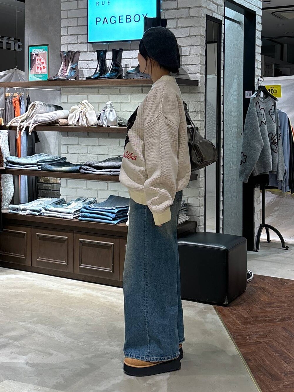 その他のショルダーバッグ、ベージュ系のブーツ、ブルー系のデニムパンツを着用したレディースの冬コーディネートの4枚目の写真