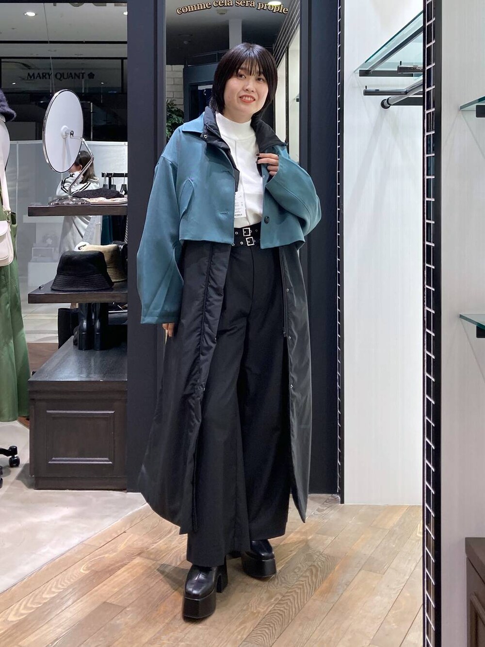 「旅行、ニット、ワイドパンツ、アウター、体型カバー、着痩せ・細見え、PAGEBOY、きれいめ、モード、クールカジュアル_PAGEBOY、骨格ストレート、秋コーデ、冬コーデ」｜「PAGEBOYのショートジャケット/ジレ2Pコート（ベスト、グリーン系）」を使った、kaeさん（レディース・162cm）の秋コーディネートの6枚目の写真