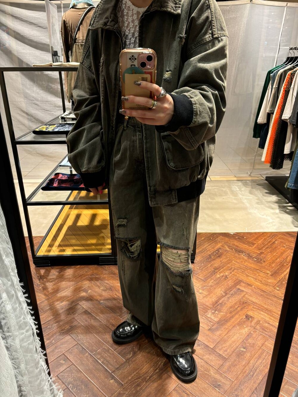 ブラック系のブルゾン、ブラック系のデニムパンツを着用したレディースの冬コーディネートの2枚目の写真