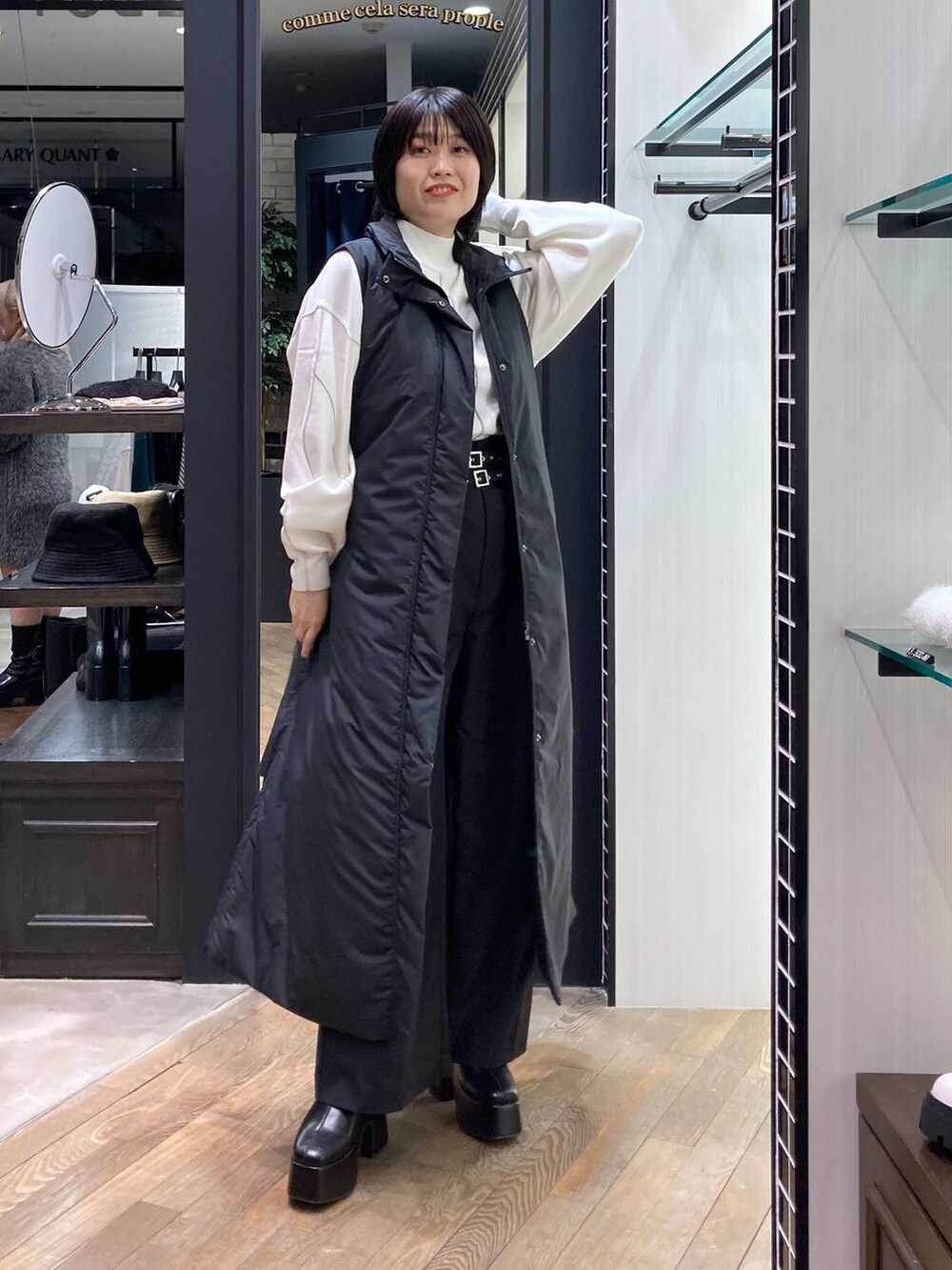 「旅行、ニット、ワイドパンツ、アウター、体型カバー、着痩せ・細見え、PAGEBOY、きれいめ、モード、クールカジュアル_PAGEBOY、骨格ストレート、秋コーデ、冬コーデ」｜「PAGEBOYのショートジャケット/ジレ2Pコート（ベスト、グリーン系）」を使った、kaeさん（レディース・162cm）の秋コーディネートの2枚目の写真