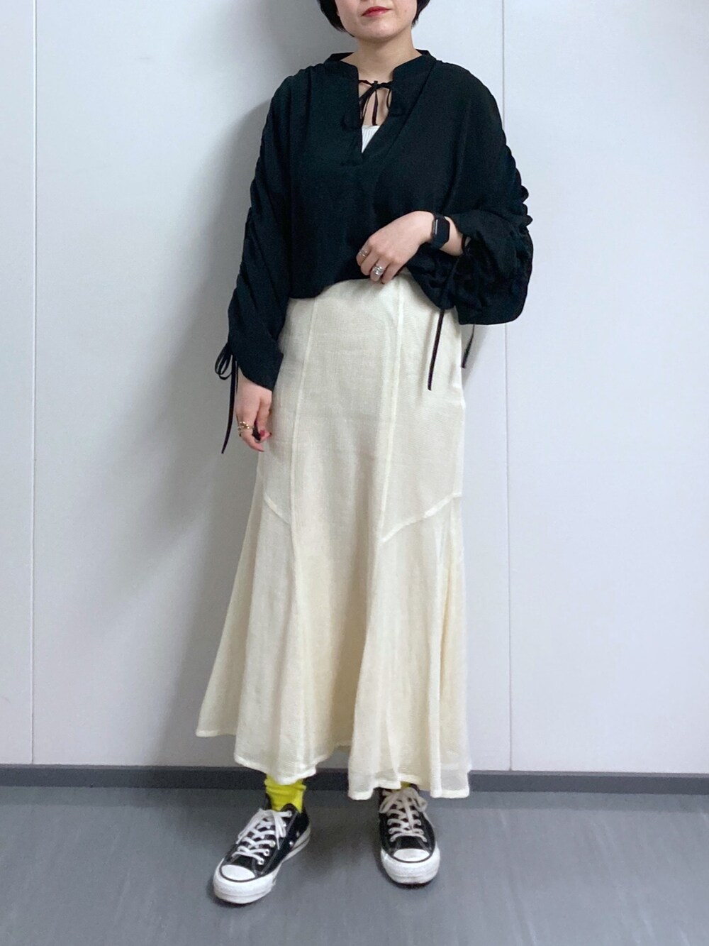 「春コーデ、ボリューム袖、コンバース、デート、プチプラ、PAGEBOY、スニーカー、マーメイドスカート、メッシュ、シンプルコーデ、骨格ストレート、モノトーン、ブラウス、休日コーデ、きれいめカジュアル」｜「PAGEBOYのスクエアネックニットタンク（タンクトップ、ホワイト系）」を使った、kaeさん（レディース・162cm）の春コーディネートの2枚目の写真