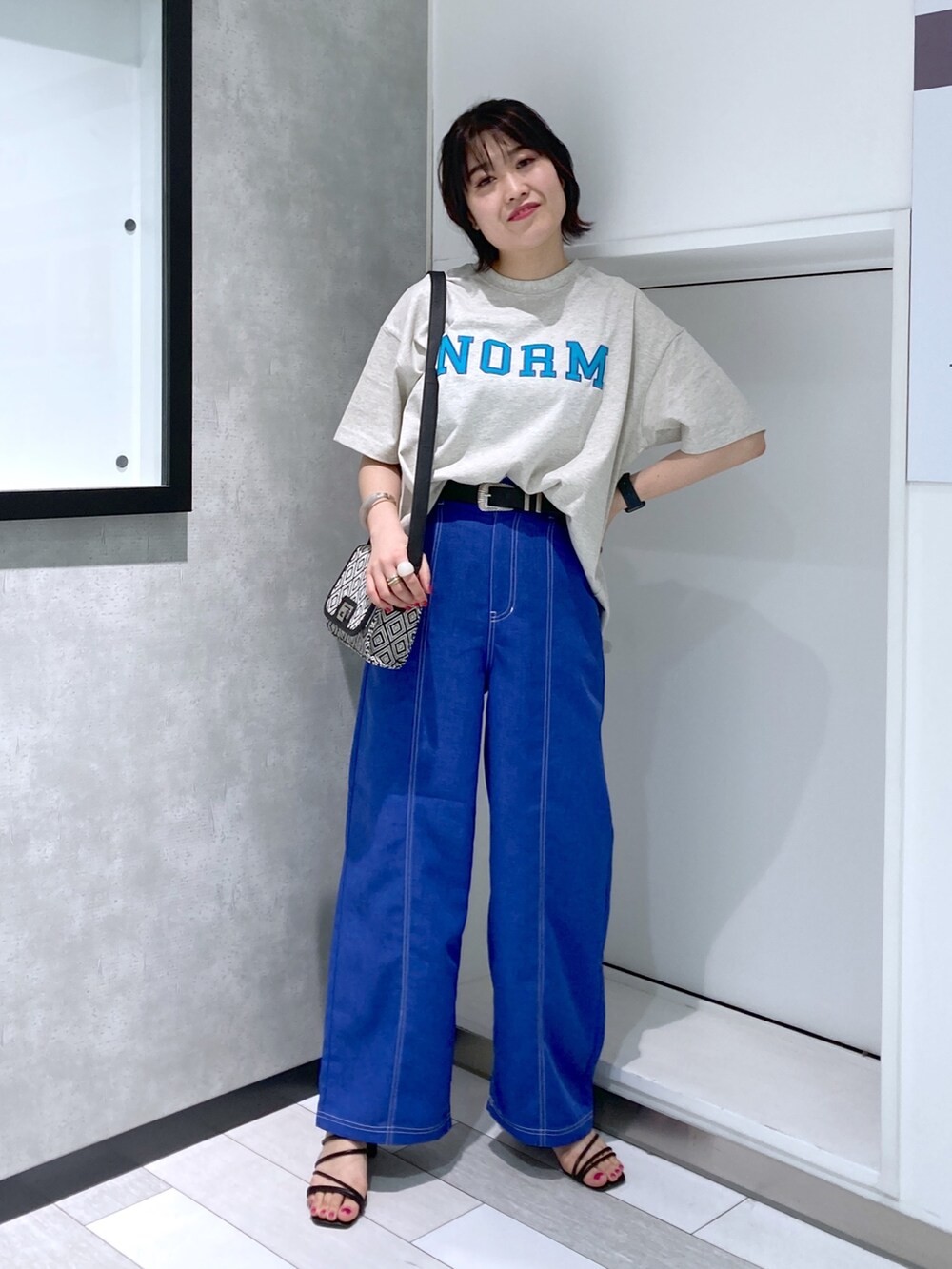 ベージュ系のTシャツ/カットソー、ブラック系のショルダーバッグ、パープル系のその他パンツを着用したレディースの夏コーディネートの5枚目の写真