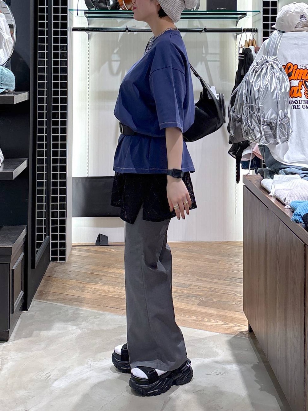 「カジュアル、体型カバー、バッグ、PAGEBOY、ショートヘア、レイヤードスタイル、厚底シューズ、サンダル、着痩せ・細見え、テーマパーク、骨格ストレート、旅行、夏コーデ、Tシャツ、フレアパンツ」|「PAGEBOYのラメペーパービーニー(ニットキャップ/ビーニー、ベージュ系)」を使った、kaeさん(レディース・163cm)の春コーディネートの4枚目の写真
