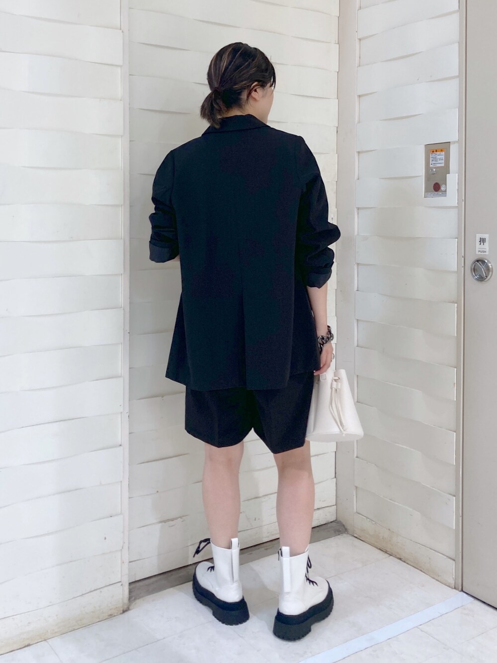 ブラック系のタンクトップ、ブラック系のジャケット/アウター、ブラック系のパンツを着用したレディースの夏コーディネートの4枚目の写真
