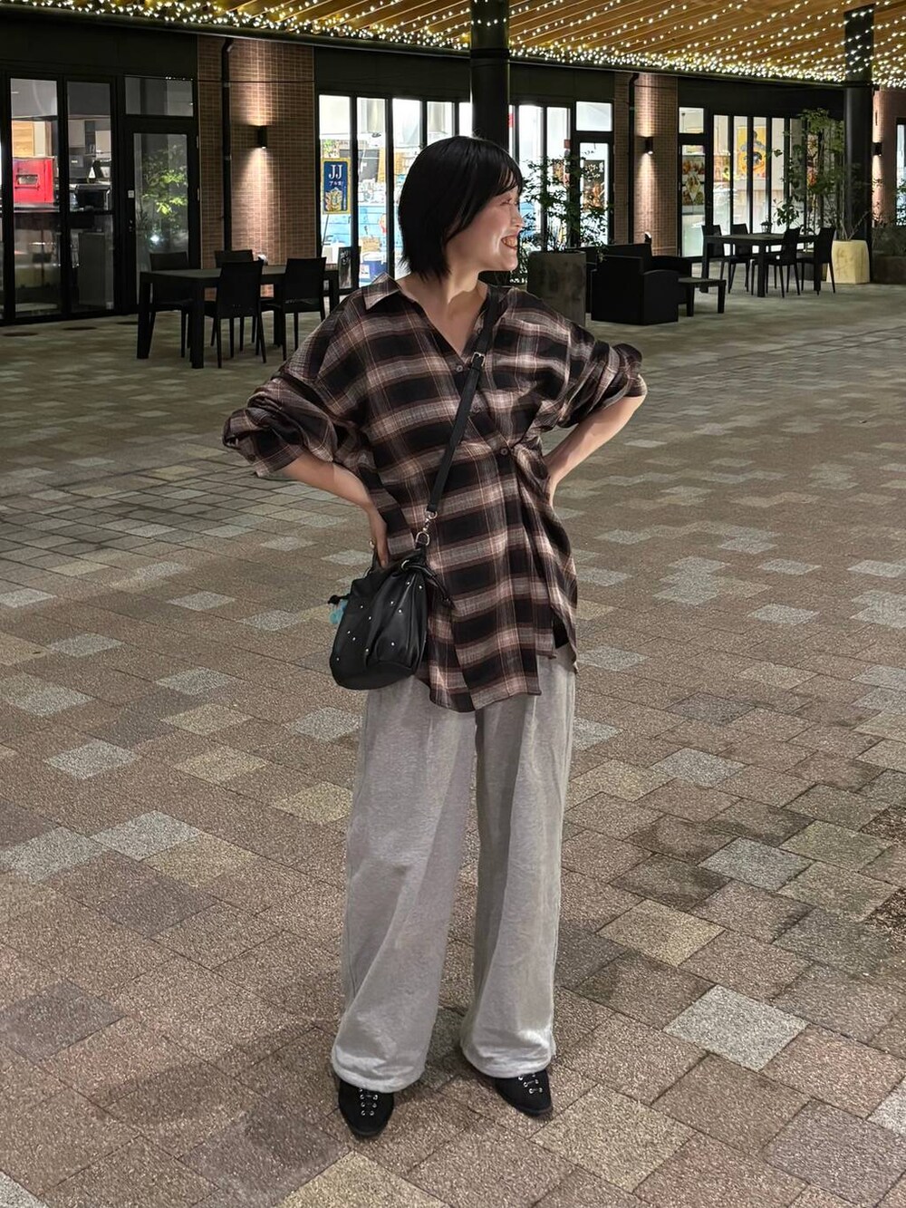 ブラック系のパンプス、ブラウン系のシャツ/ブラウスを着用したレディースの夏コーディネートの2枚目の写真