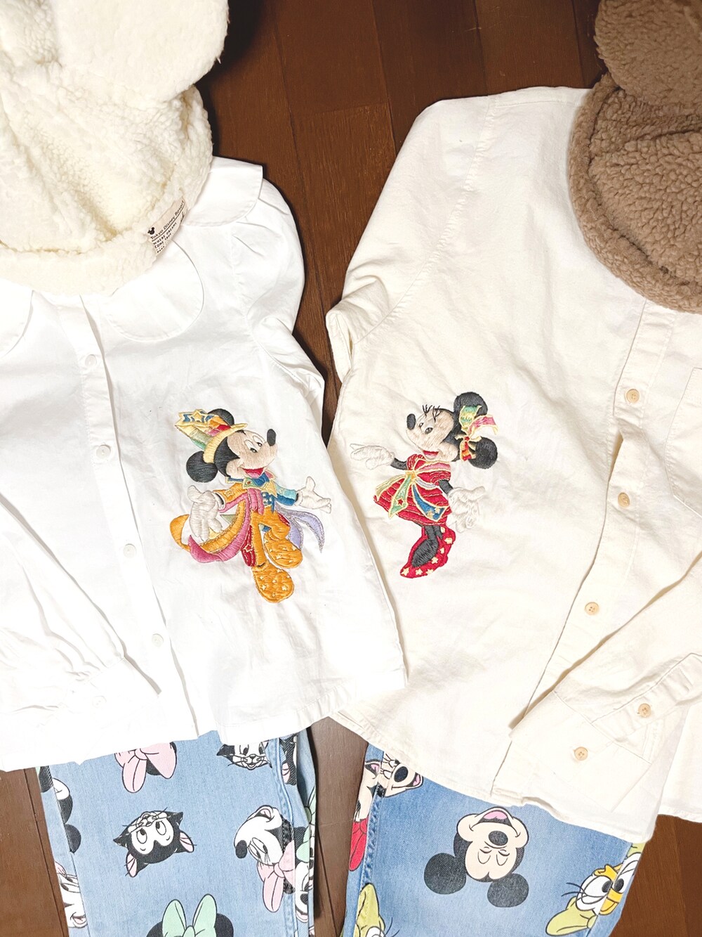 ホワイト系のシャツ/ブラウス、ホワイト系のシャツ/ブラウス、ブルー系のデニムパンツを着用したレディースの秋コーディネートの2枚目の写真