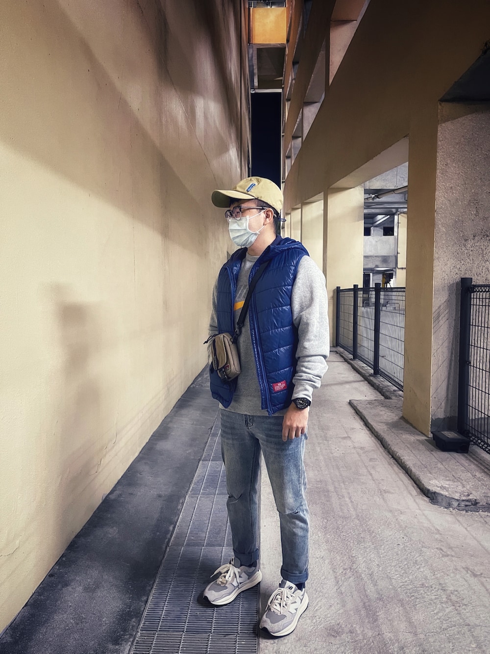 グレー系のスニーカー、ベージュ系のショルダーバッグ、グレー系のジャージを着用したメンズの冬コーディネートの2枚目の写真