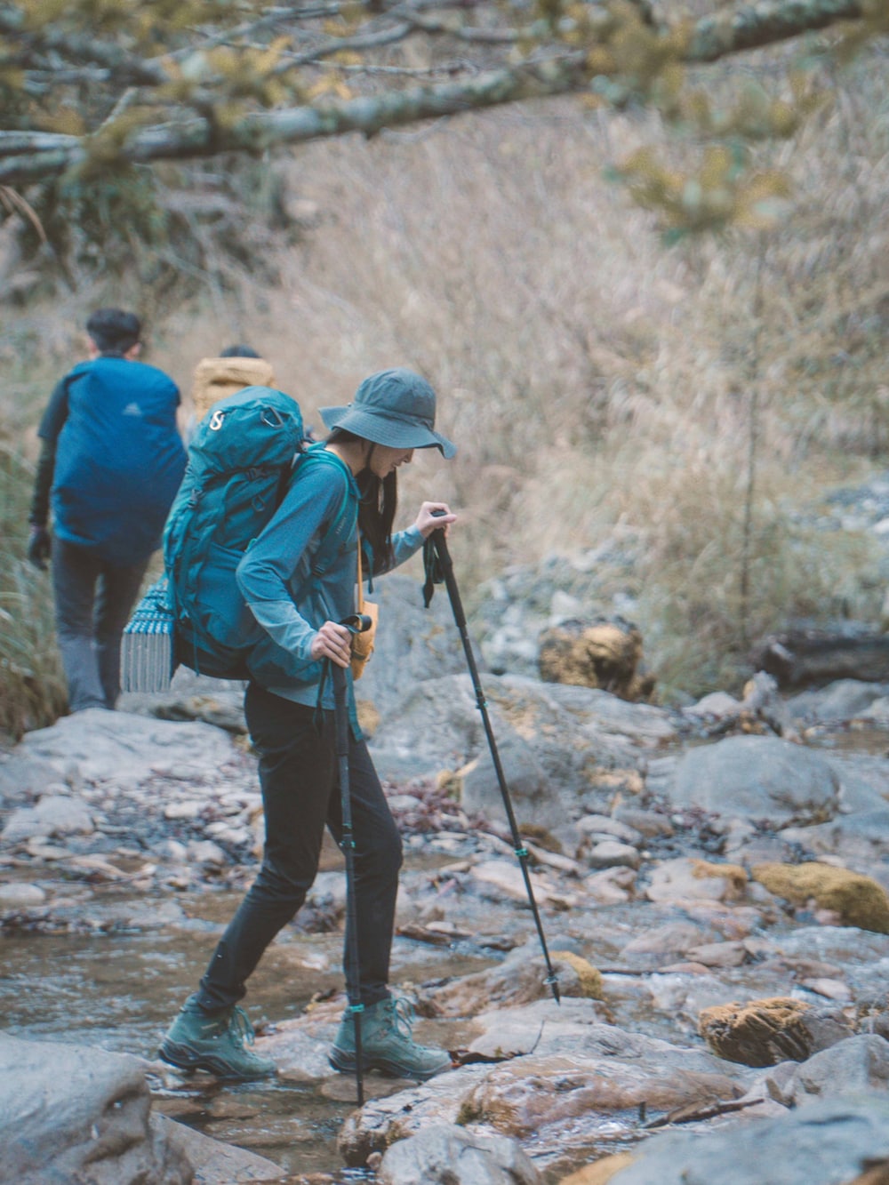 ブルー系のテーラードジャケット、ブラック系のショルダーバッグ、ブルー系のバッグを着用したレディースの春コーディネートの3枚目の写真