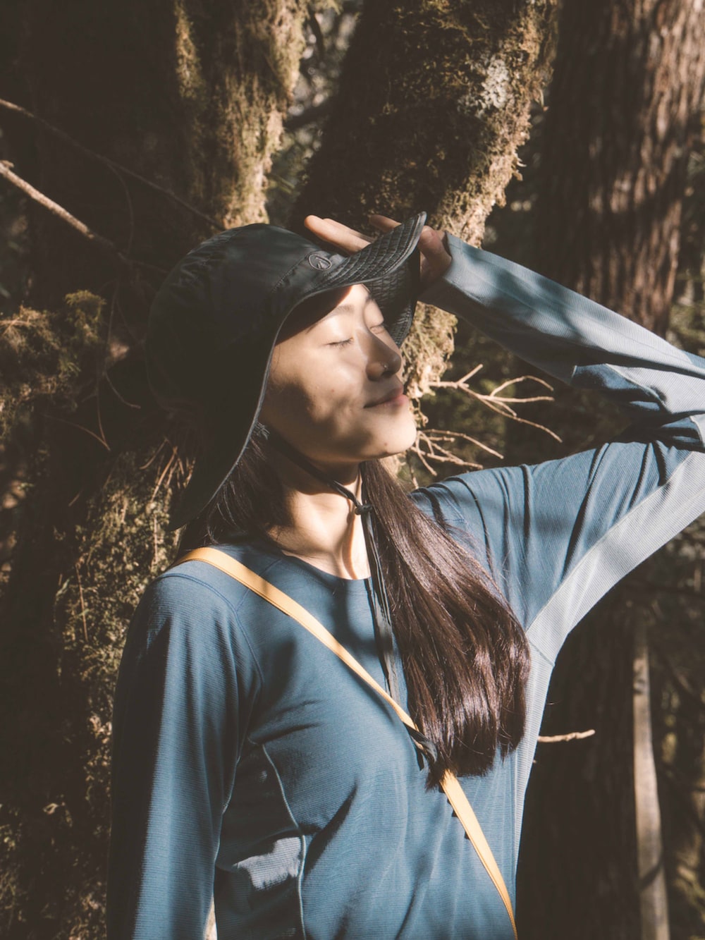 ブルー系のテーラードジャケット、ブラック系のショルダーバッグ、ブルー系のバッグを着用したレディースの春コーディネートの2枚目の写真