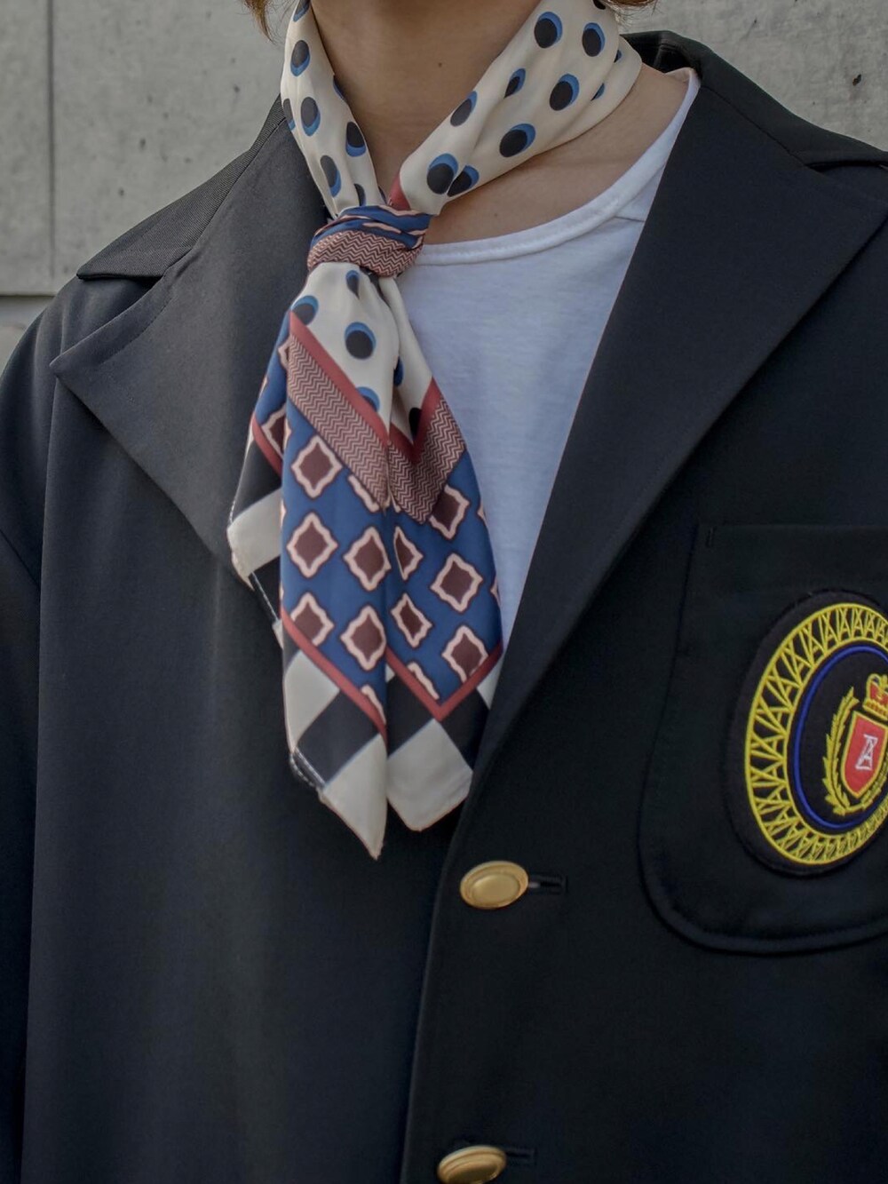 ブラック系のトレンチコート、ブラック系のテーラードジャケット、ホワイト系のTシャツ/カットソーを着用したメンズの春コーディネートの2枚目の写真