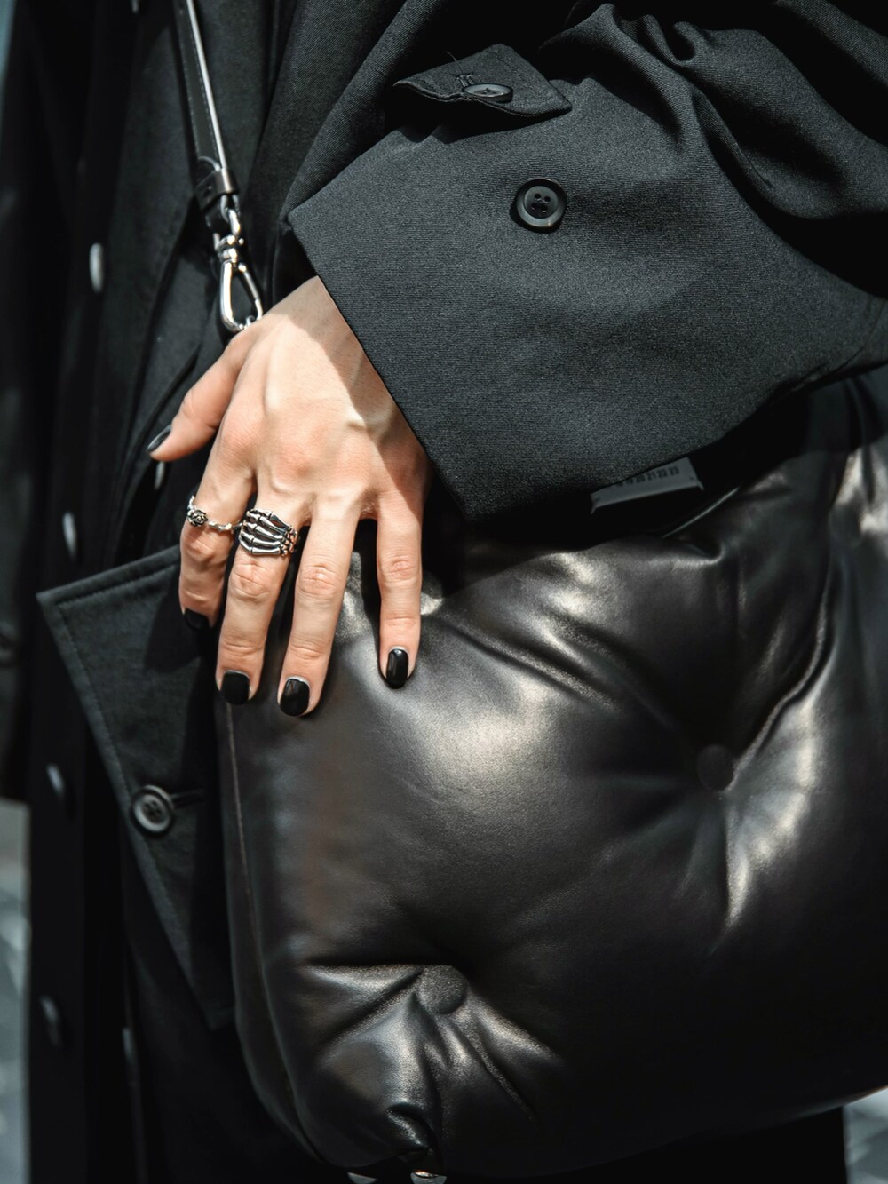 ブラック系のトレンチコート、グリーン系のシャツ/ブラウス、ブラック系のショルダーバッグを着用したメンズの春コーディネートの2枚目の写真