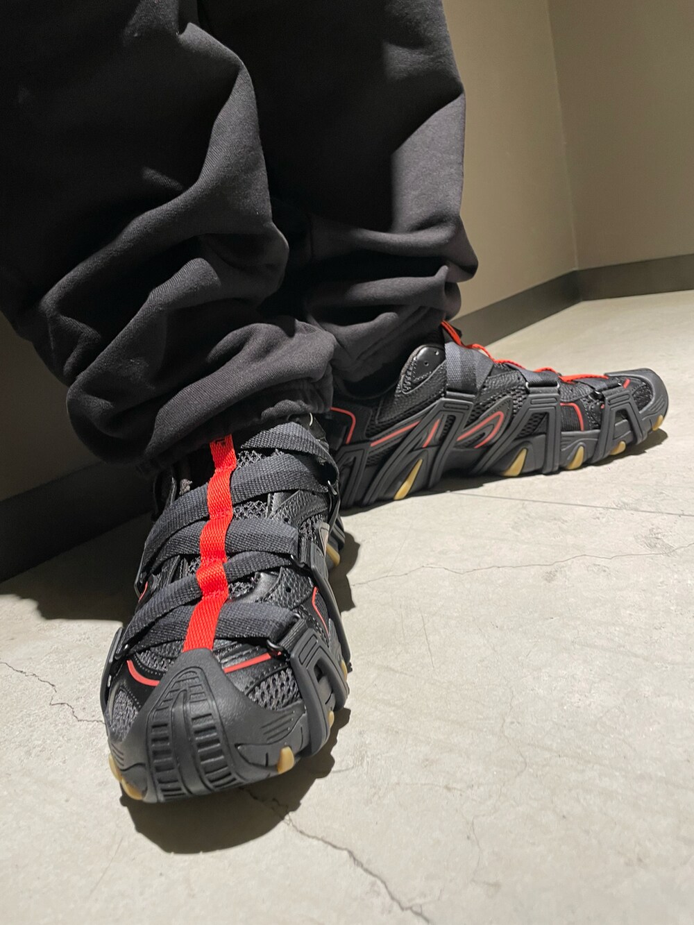 ブラック系のスウェットパンツ、ブラック系のジャケット/アウター、ブラック系のスニーカーを着用したメンズの春コーディネートの2枚目の写真