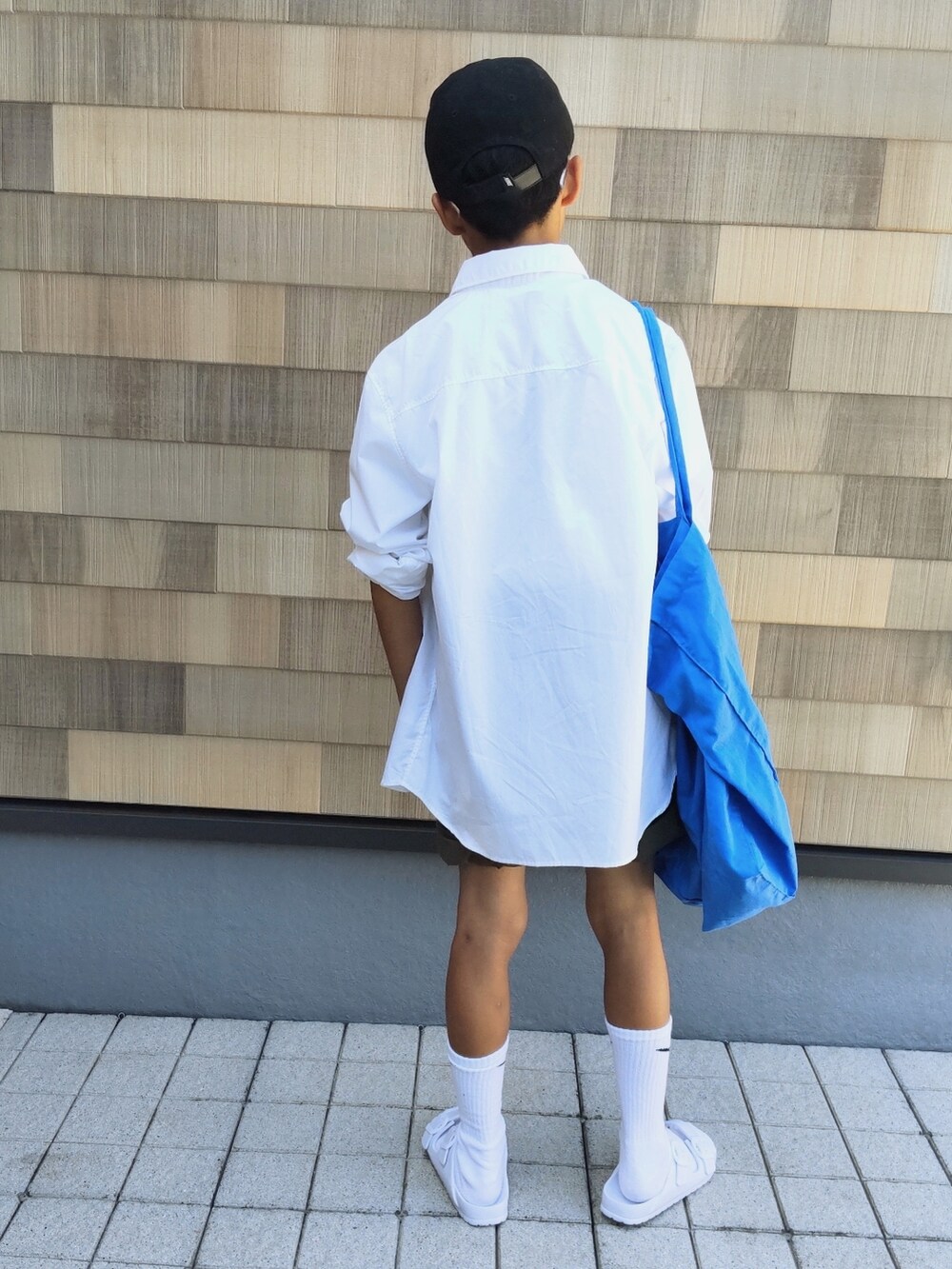 グリーン系のパンツ、ホワイト系のサンダル、ブラック系のパスケースを着用したキッズの夏コーディネートの4枚目の写真