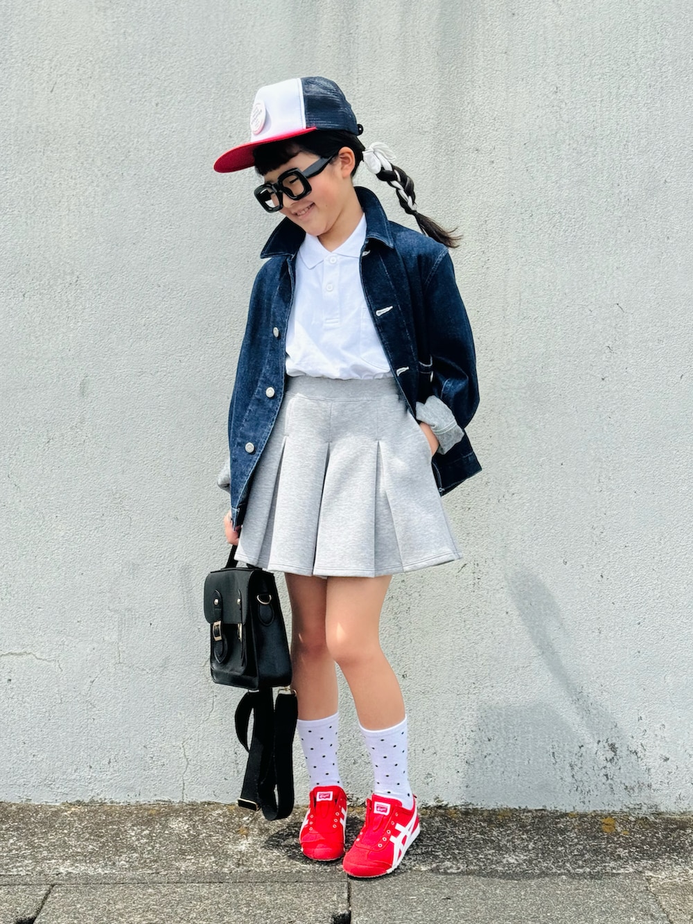 「スニーカー、デニム、デニムコーデ、春色、春コーデ、スポーツミックス、キャップ、韓国子供服、古着MIX、めがね、お出かけコーデ、ポロシャツ、シンプルコーデ、カジュアルコーデ、デートコーデ」｜「UNIQLOのアイテム（ポロシャツ、ホワイト系）」を使った、かーちんさん（キッズ・132cm）の春コーディネートの2枚目の写真