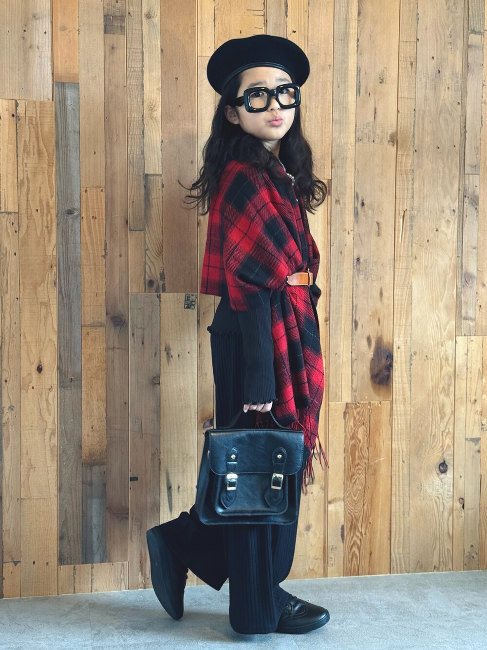 ブラック系のTシャツ/カットソー、ブラック系のパンツ、ブラック系のバッグを着用したキッズの秋コーディネートの3枚目の写真