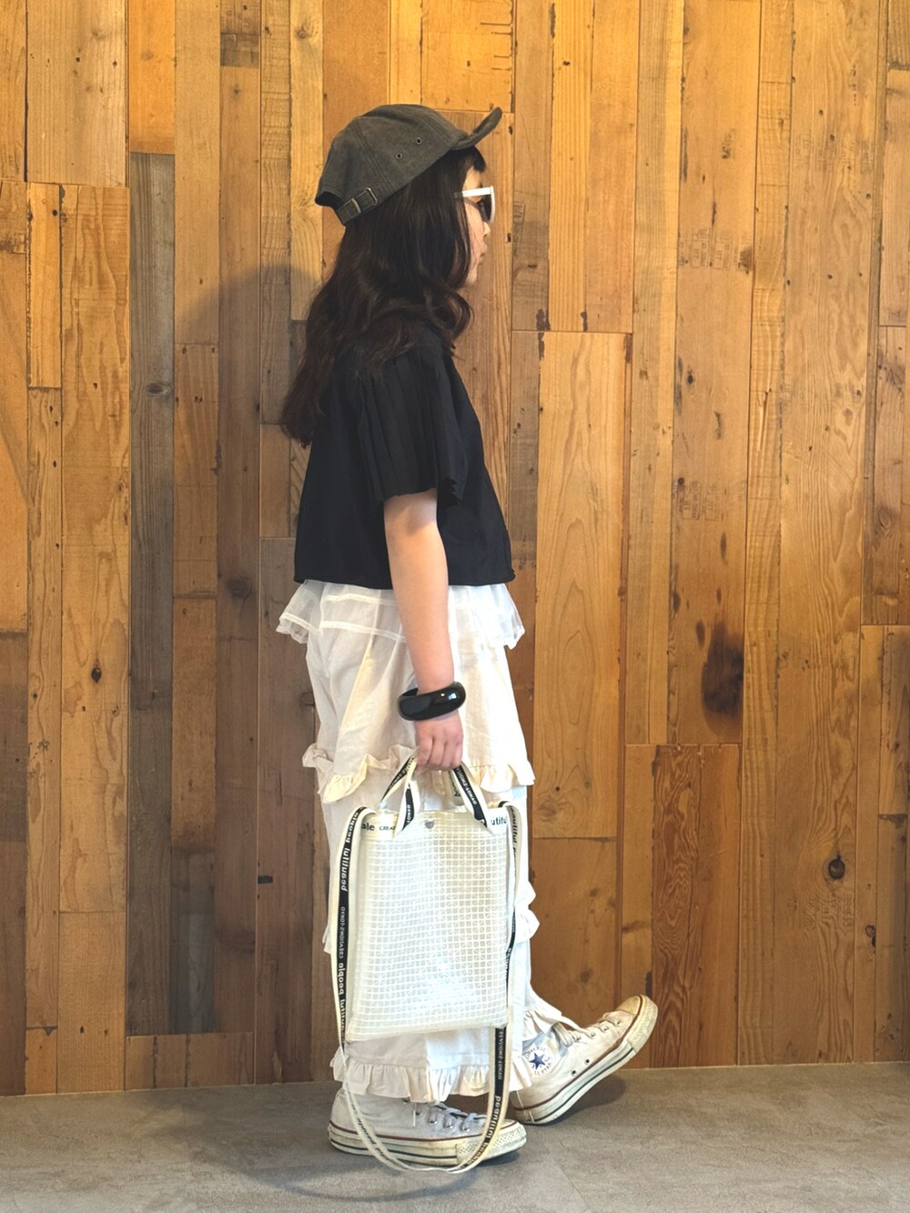 「モノトーン、シャツスタイル、レース、ワイドパンツ、スニーカー、春夏コーデ、夏コーデ、サングラス、モード、デートコーデ、お出かけコーデ、プチプラ、韓国子供服、休日スタイル、ブラックコーデ」｜「ZARA KIDSのアイテム（シャツ/ブラウス、ブラック系）」を使った、かーちんさん（キッズ・132cm）の春コーディネートの3枚目の写真