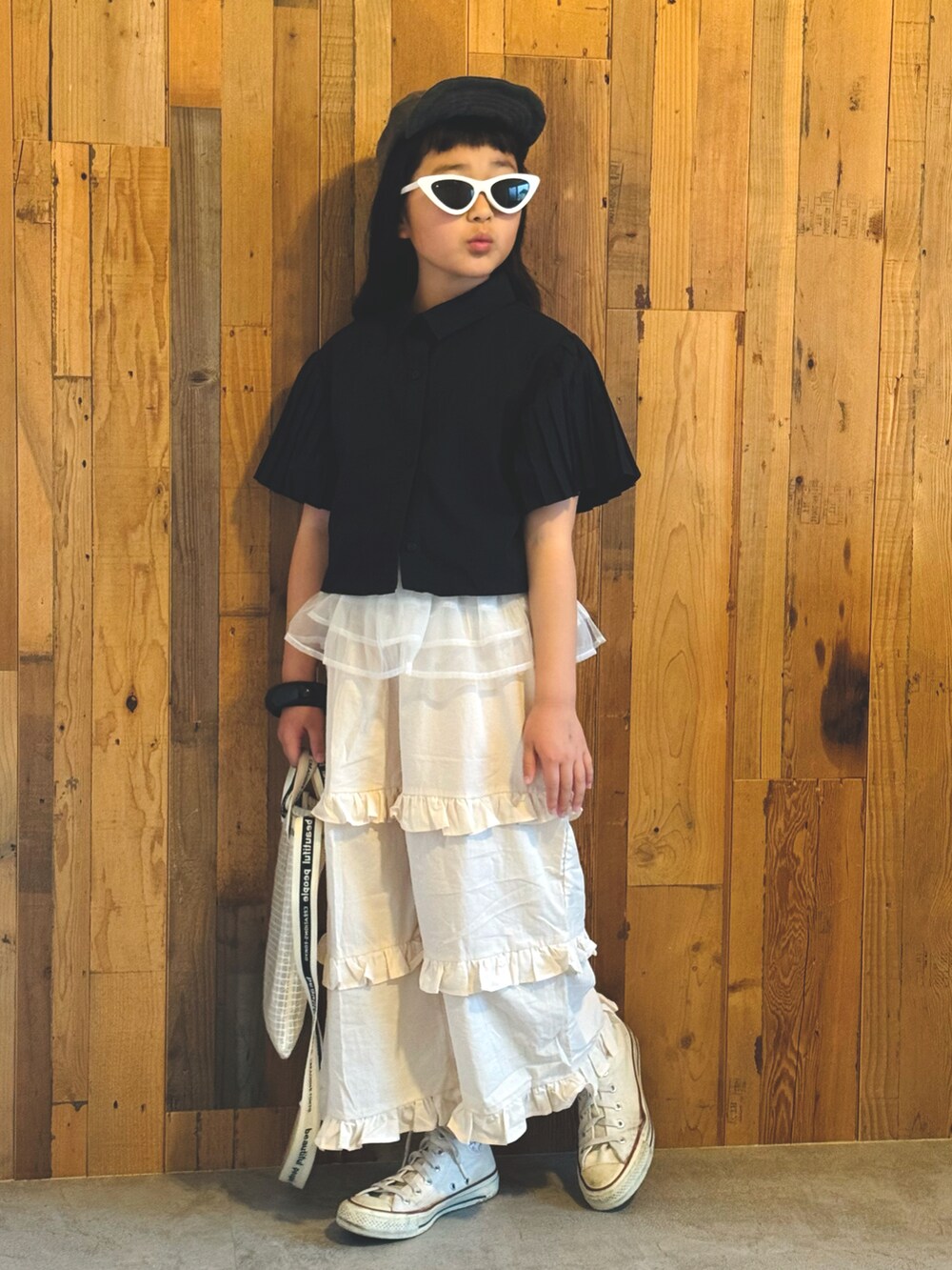 「モノトーン、シャツスタイル、レース、ワイドパンツ、スニーカー、春夏コーデ、夏コーデ、サングラス、モード、デートコーデ、お出かけコーデ、プチプラ、韓国子供服、休日スタイル、ブラックコーデ」｜「ZARA KIDSのアイテム（シャツ/ブラウス、ブラック系）」を使った、かーちんさん（キッズ・132cm）の春コーディネートの2枚目の写真