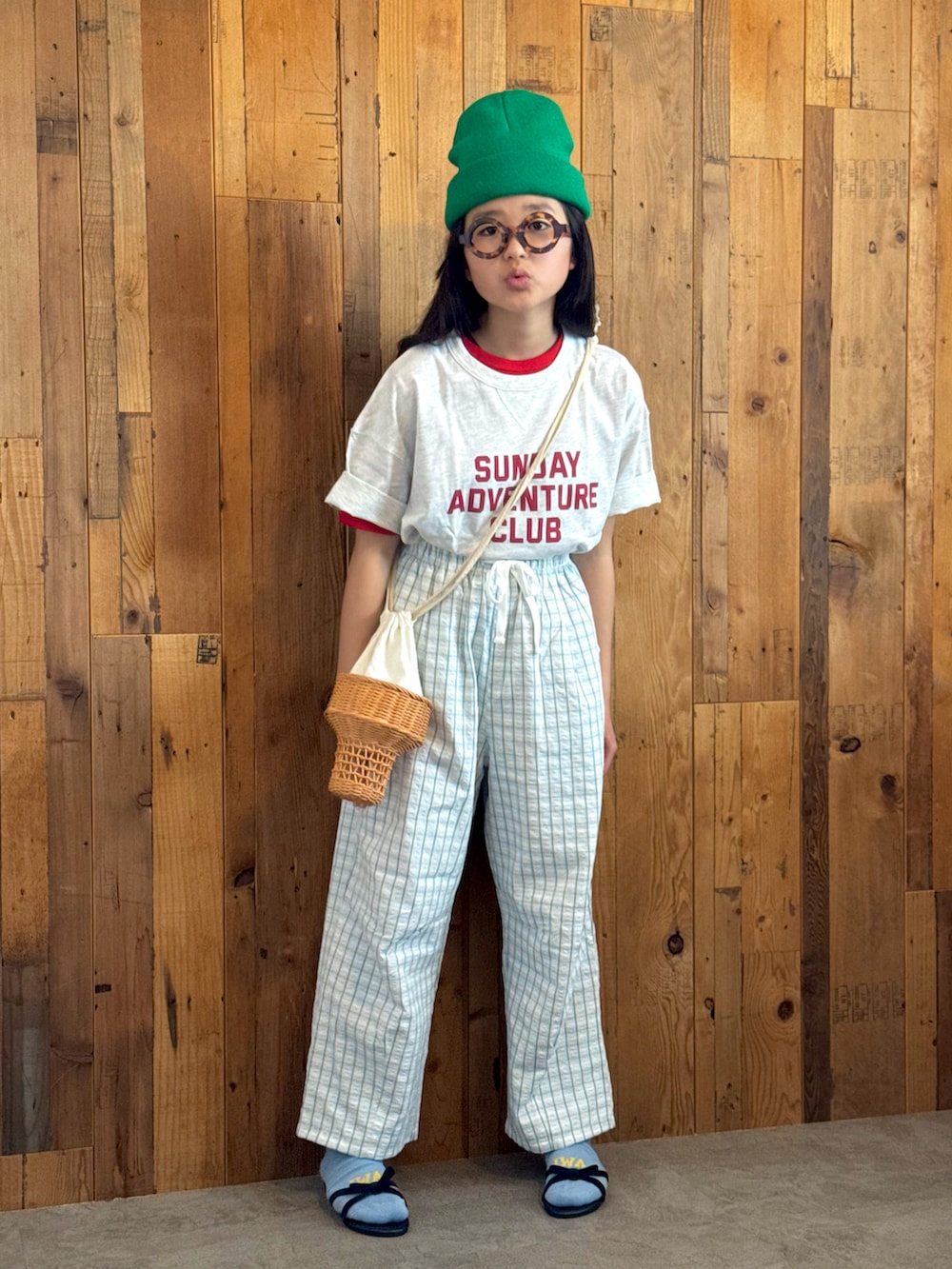 レッド系のTシャツ/カットソー、グレー系のTシャツ/カットソー、ベージュ系のかごバッグを着用したキッズの春コーディネートの2枚目の写真