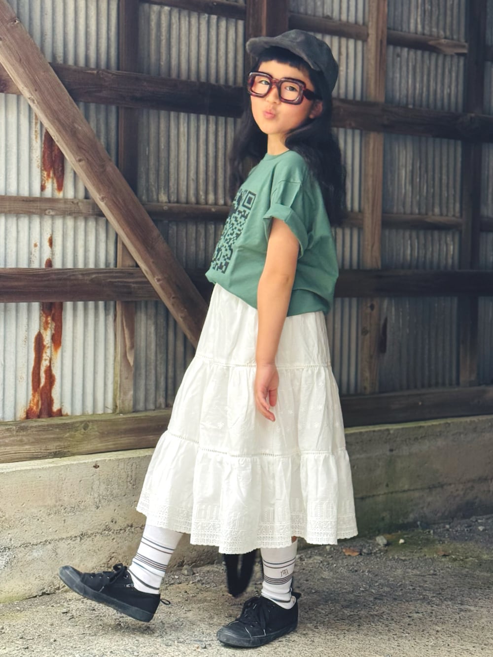 「韓国子供服、春夏コーデ、スカート、キャップ、めがね、スニーカー、デートコーデ、シンプルコーデ、休日スタイル、カジュアルコーデ、プチプラ、タックイン、Tシャツ、夏コーデ」｜「UNIQLOのアイテム（Tシャツ/カットソー、グリーン系）」を使った、かーちんさん（キッズ・132cm）の春コーディネートの3枚目の写真