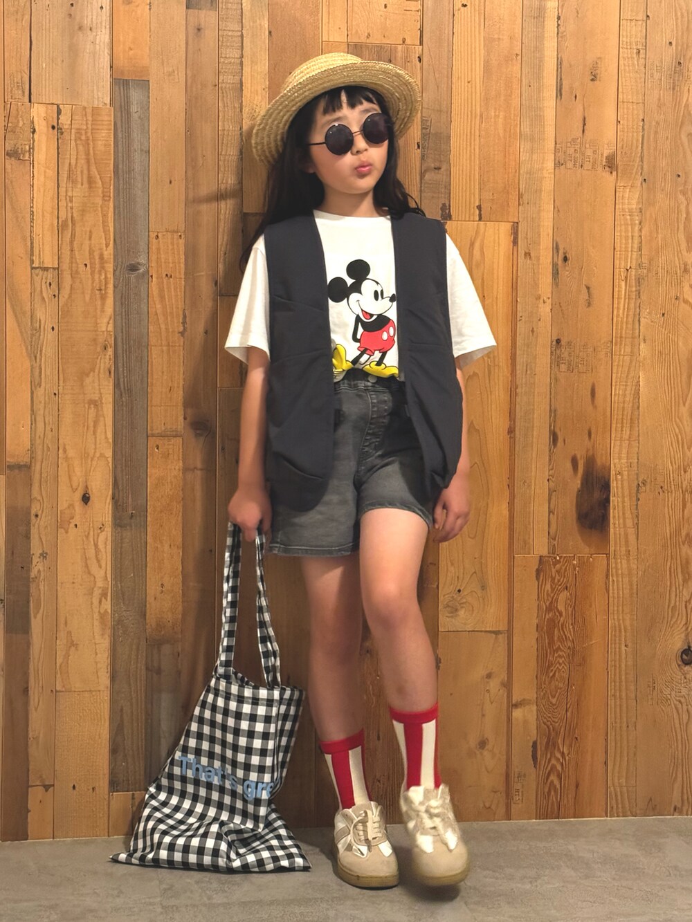 「モノトーン、Tシャツ、ベスト、デニム、ショートパンツ、レイヤードスタイル、お出かけコーデ、カジュアルコーデ、夏コーデ、プチプラ、UNIQLO、ストライプ、休日スタイル、スニーカー、ブラックコーデ」｜「西松屋のアイテム（帽子、ベージュ系）」を使った、かーちんさん（キッズ・132cm）の春コーディネートの2枚目の写真
