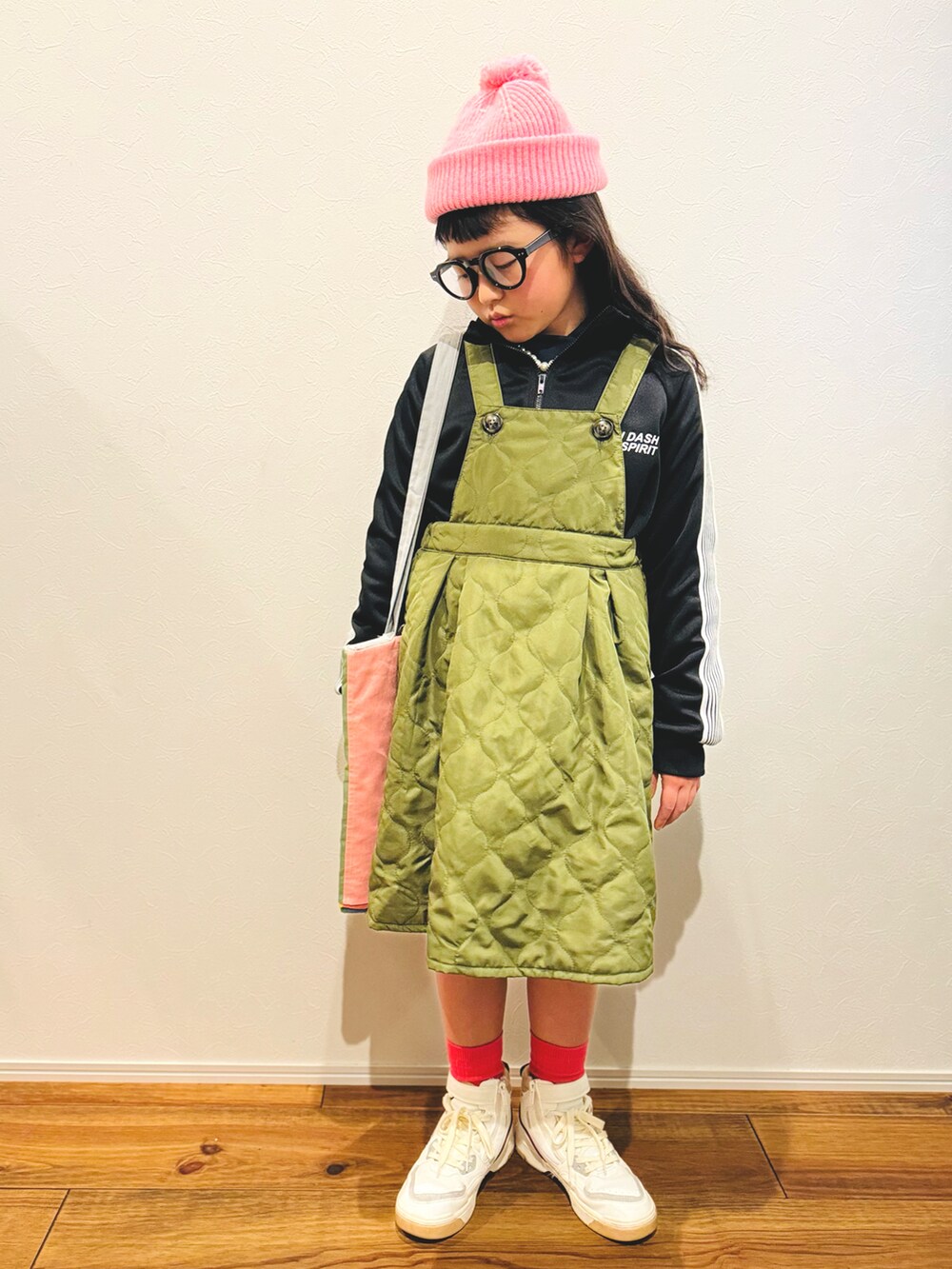 ブラック系のジャージ、グリーン系のサロペット/オーバーオール、ホワイト系のスニーカーを着用したキッズの冬コーディネートの2枚目の写真