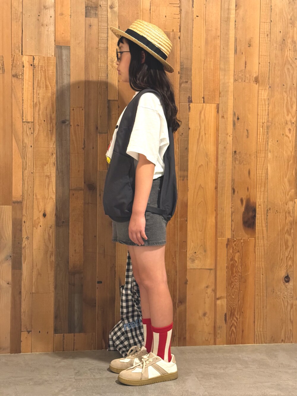 「モノトーン、Tシャツ、ベスト、デニム、ショートパンツ、レイヤードスタイル、お出かけコーデ、カジュアルコーデ、夏コーデ、プチプラ、UNIQLO、ストライプ、休日スタイル、スニーカー、ブラックコーデ」｜「西松屋のアイテム（帽子、ベージュ系）」を使った、かーちんさん（キッズ・132cm）の春コーディネートの3枚目の写真