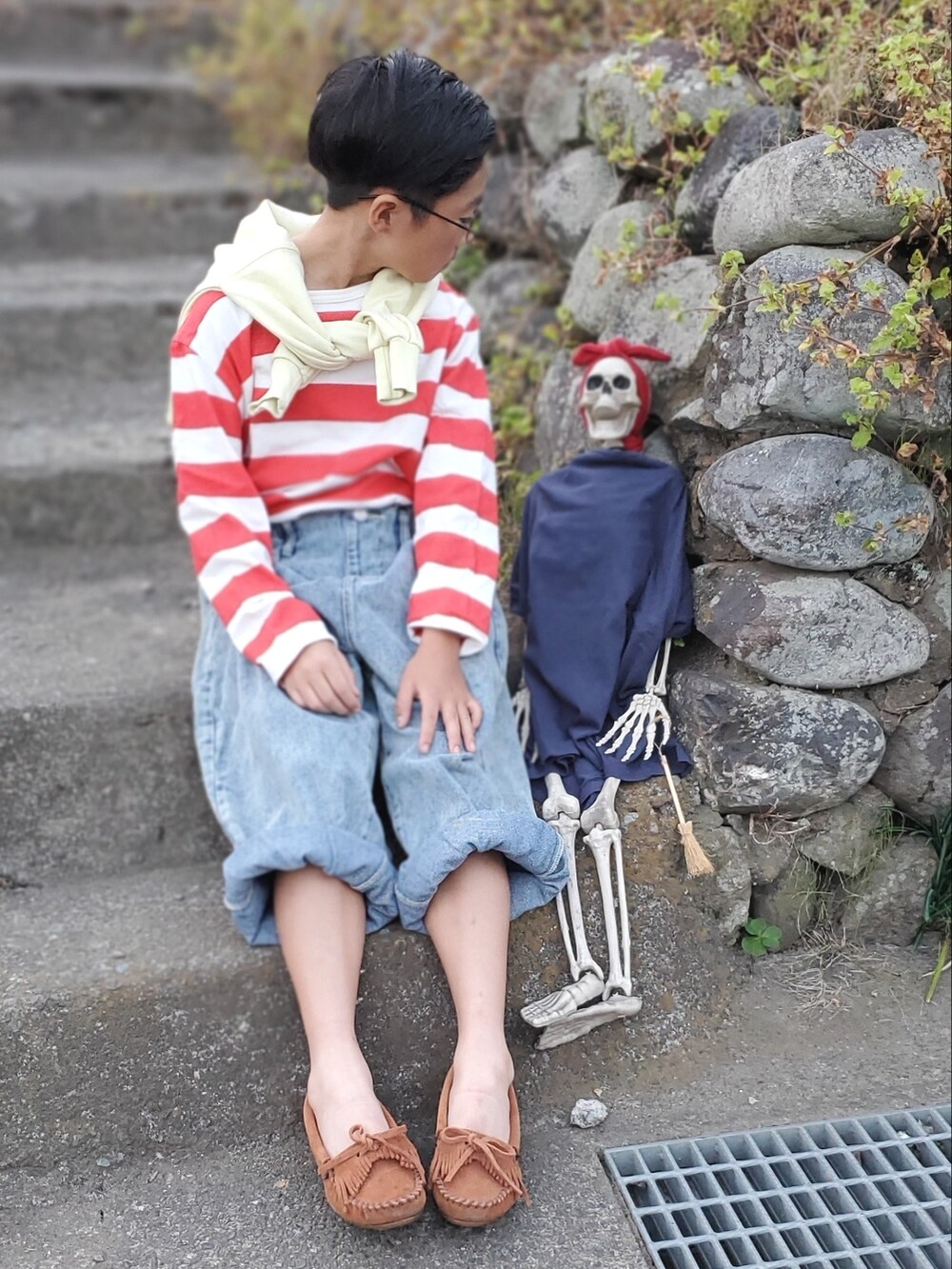 レッド系のTシャツ/カットソー、ブルー系のデニムパンツ、ブラウン系のモカシン/デッキシューズを着用したキッズの秋コーディネートの3枚目の写真