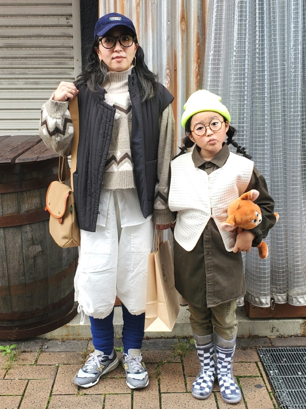 グレー系のスニーカー、ホワイト系のカーゴパンツ、ブラック系のその他アウターを着用したレディースの冬コーディネートの2枚目の写真