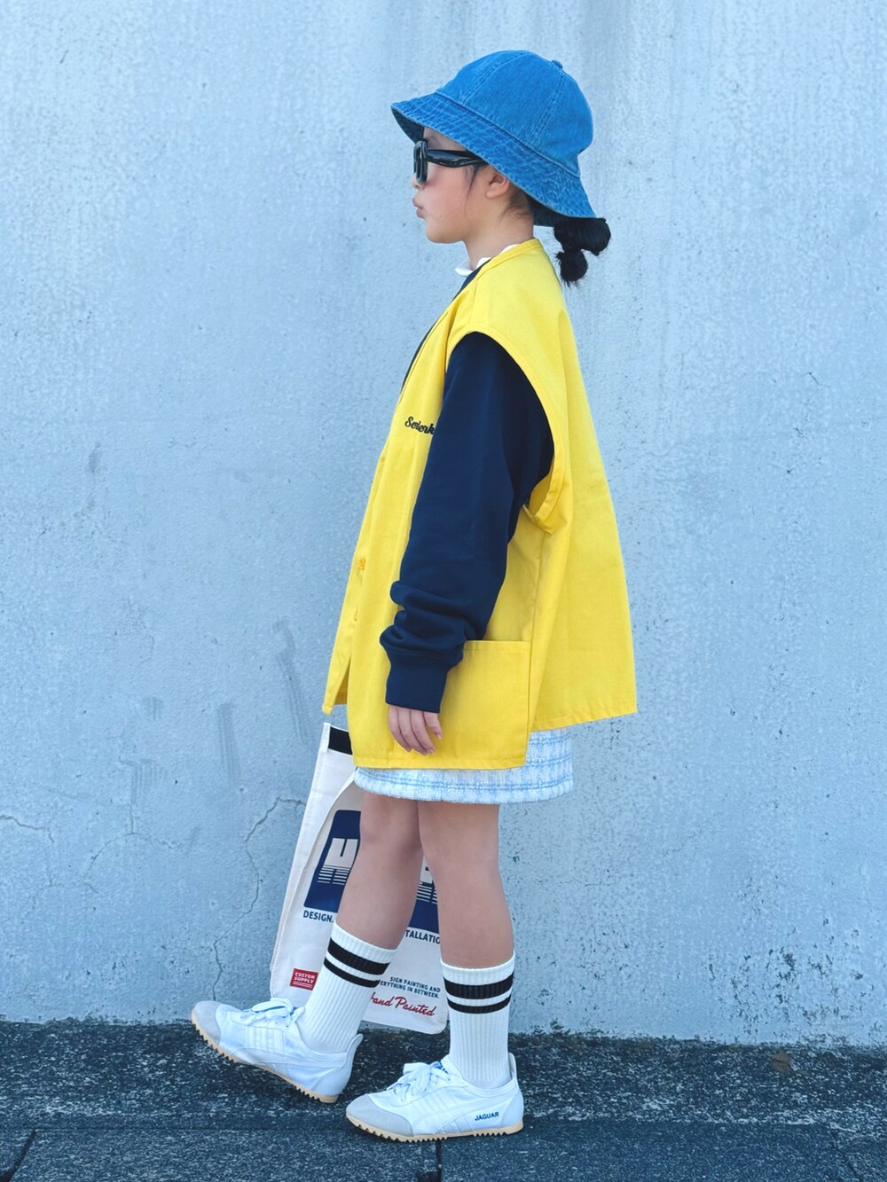 「春のおしゃ見えテクニック、春コーデ、レイヤードスタイル、古着MIX、めがね、スニーカー、春色、カジュアルコーデ、休日スタイル、ロゴスウェット、トートバッグ、お出かけコーデ、パステルカラー、プチプラ、ベスト」｜「UNIQLOのアイテム（ハット、ブルー系）」を使った、かーちんさん（キッズ・130cm）の春コーディネートの3枚目の写真