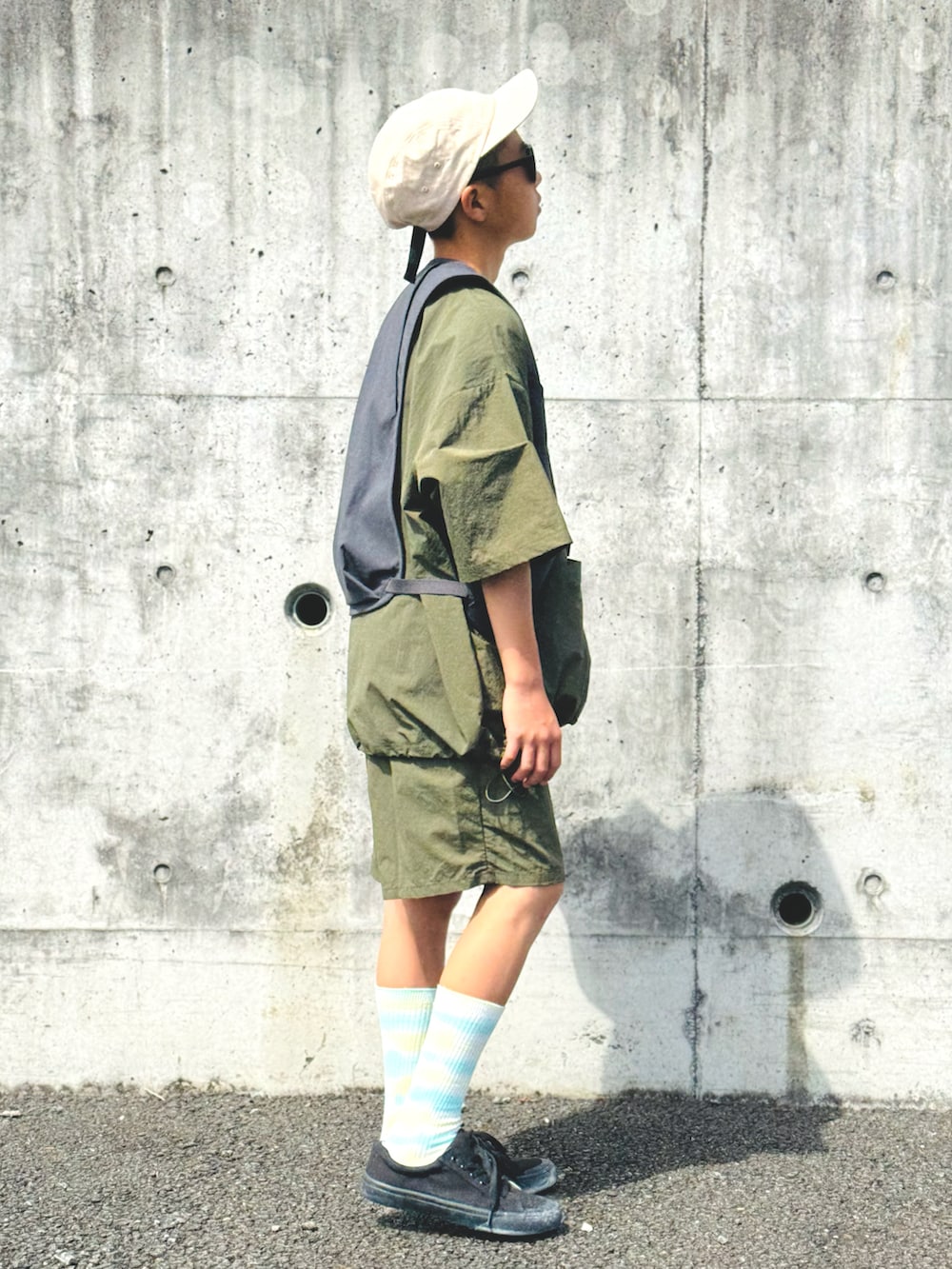 グリーン系のTシャツ/カットソー、グリーン系のその他パンツ、ブラック系のベストを着用したキッズの春コーディネートの3枚目の写真