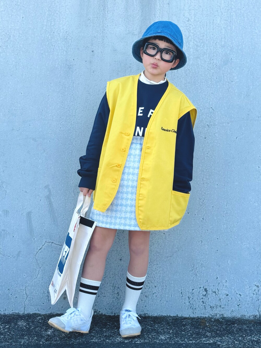 「春のおしゃ見えテクニック、春コーデ、レイヤードスタイル、古着MIX、めがね、スニーカー、春色、カジュアルコーデ、休日スタイル、ロゴスウェット、トートバッグ、お出かけコーデ、パステルカラー、プチプラ、ベスト」｜「UNIQLOのアイテム（ハット、ブルー系）」を使った、かーちんさん（キッズ・130cm）の春コーディネートの2枚目の写真