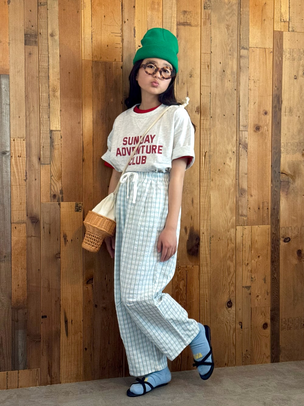 レッド系のTシャツ/カットソー、グレー系のTシャツ/カットソー、ベージュ系のかごバッグを着用したキッズの春コーディネートの3枚目の写真